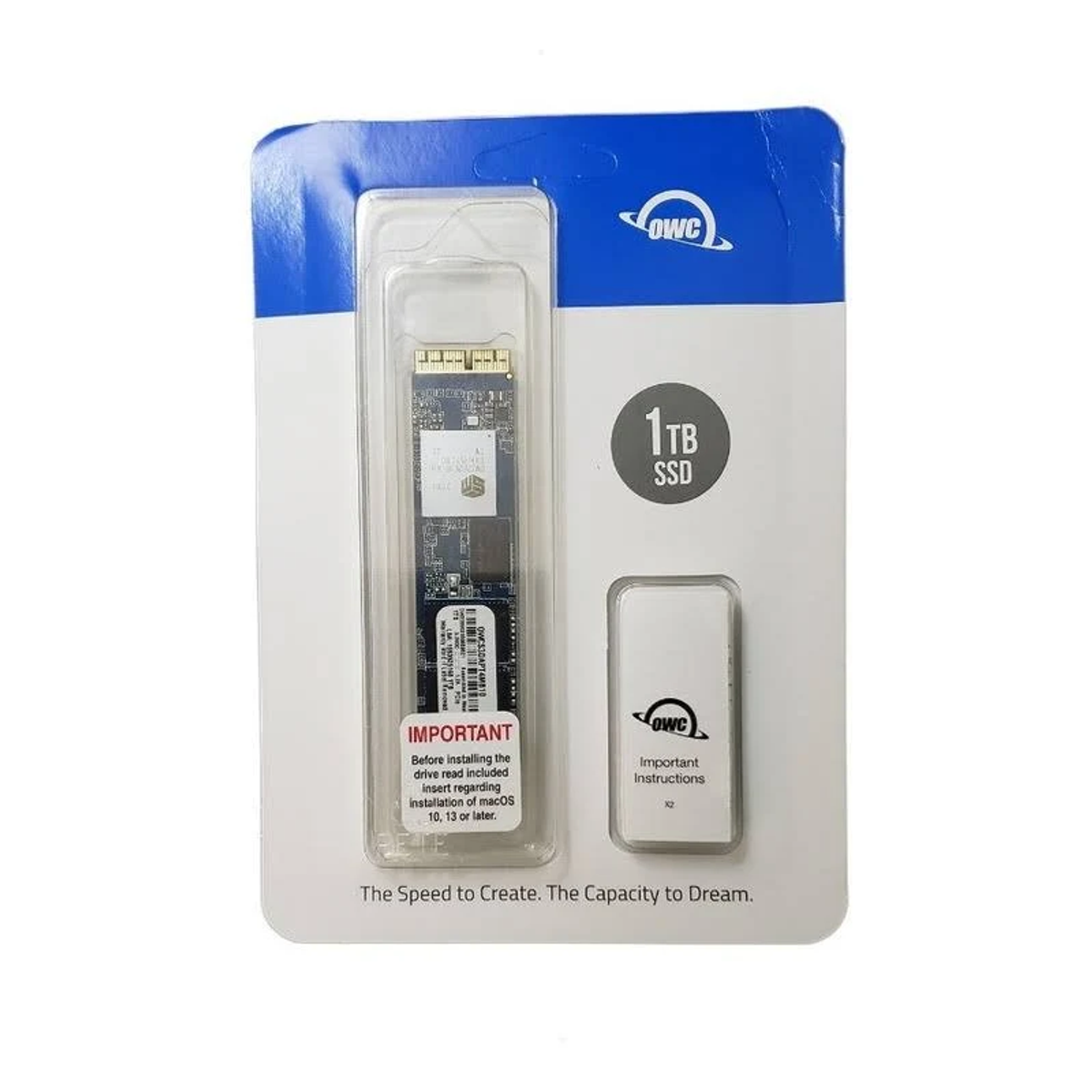 Un SSD da 1 TB in confezione di plastica con una scheda di istruzioni.