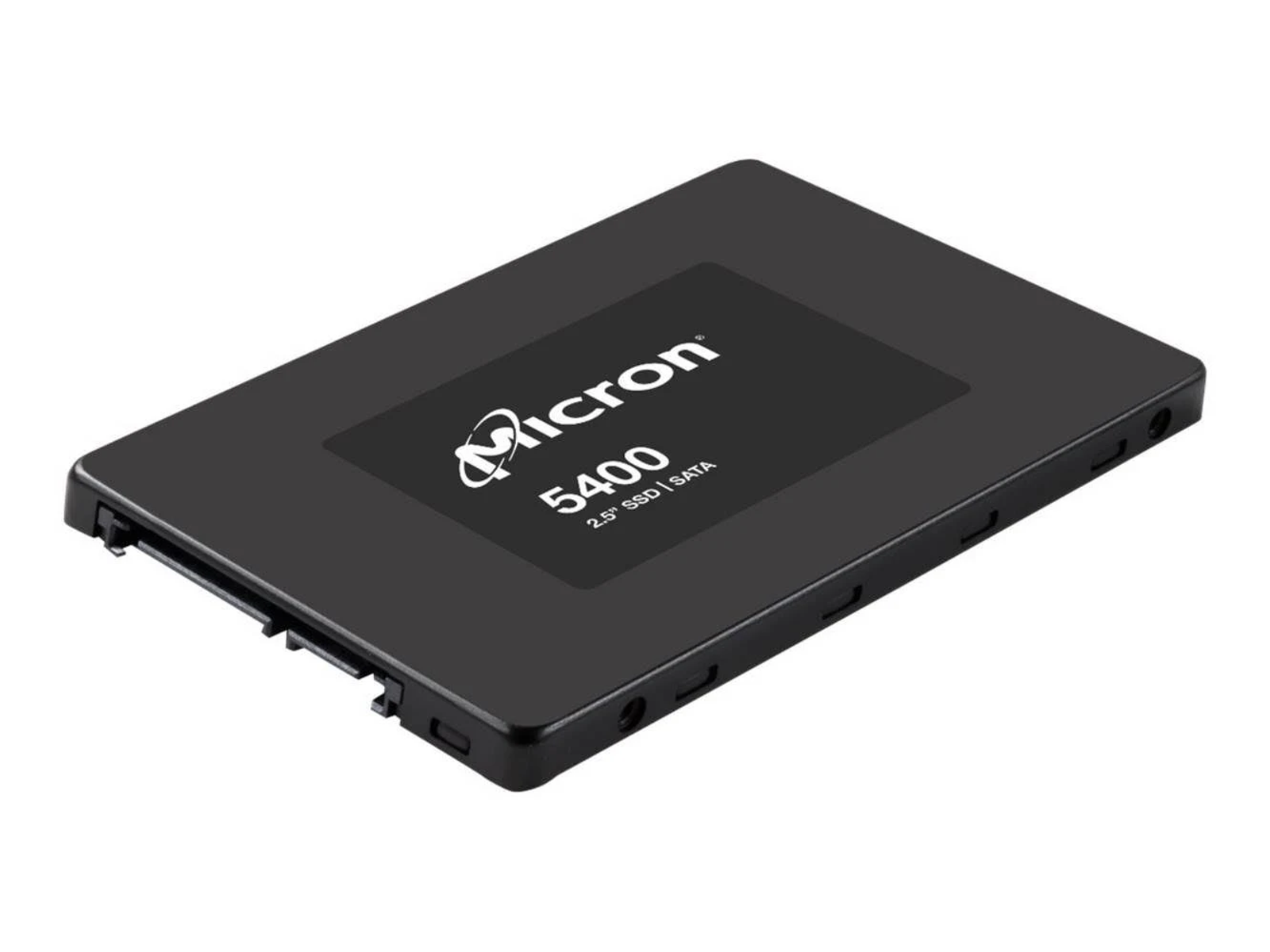 SSD Micron 5400 2.5 nero su sfondo bianco. L'unità ha un'etichetta.