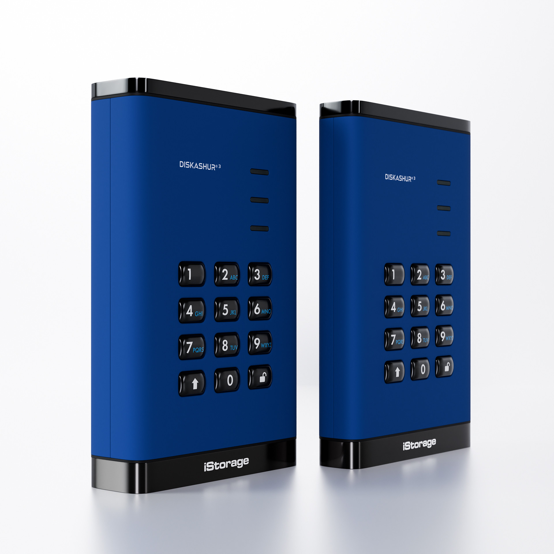 Due dischi iStorage blu con tastierini. Lo sfondo è bianco.