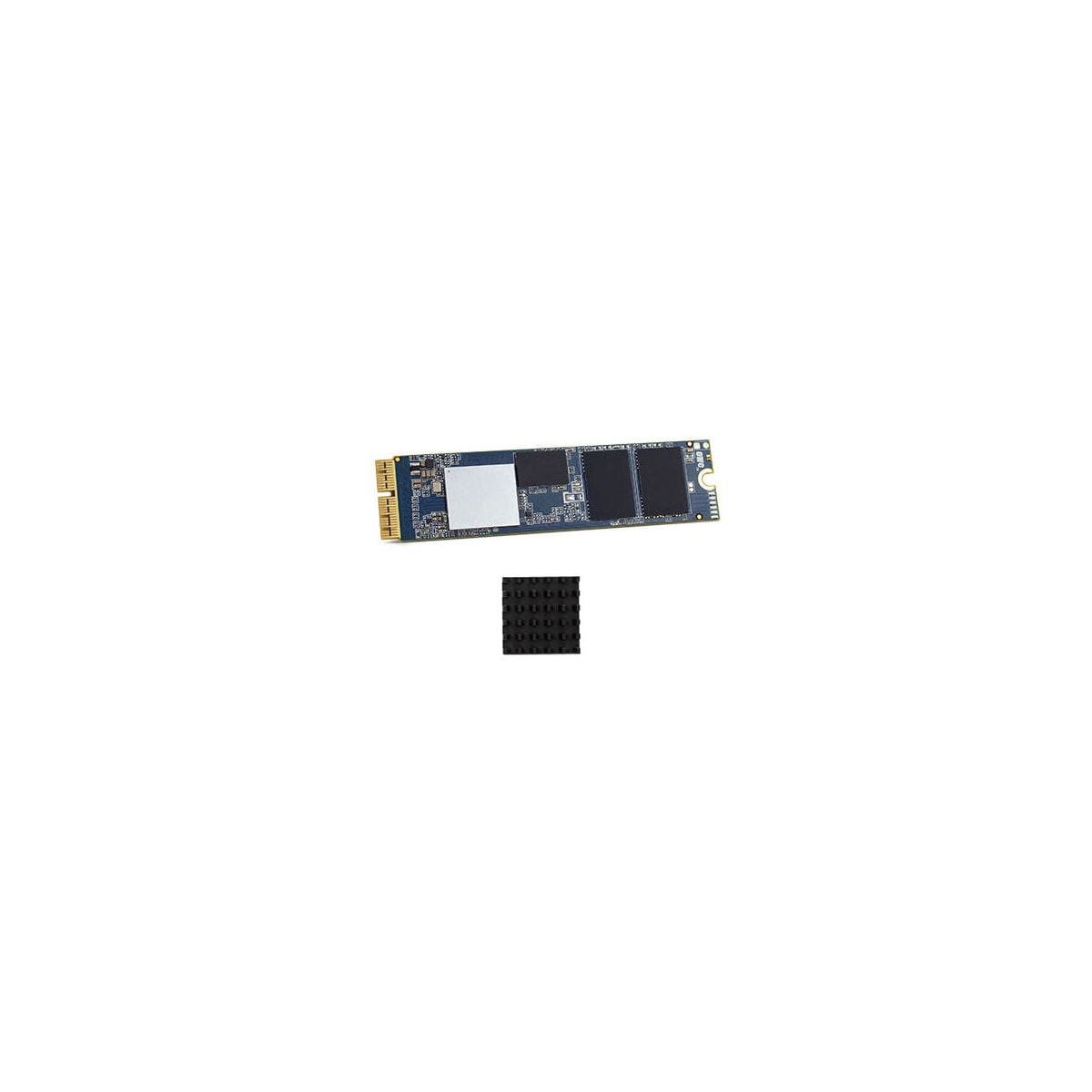 SSD e dissipatore di calore su sfondo bianco.