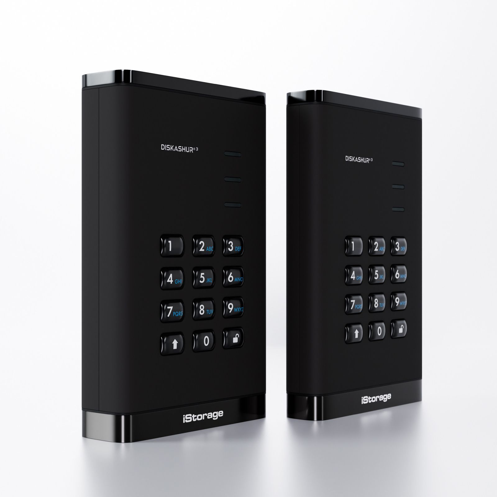 Due iStorage Diskashur3 neri, affiancati. Tastierino con numeri e funzioni.