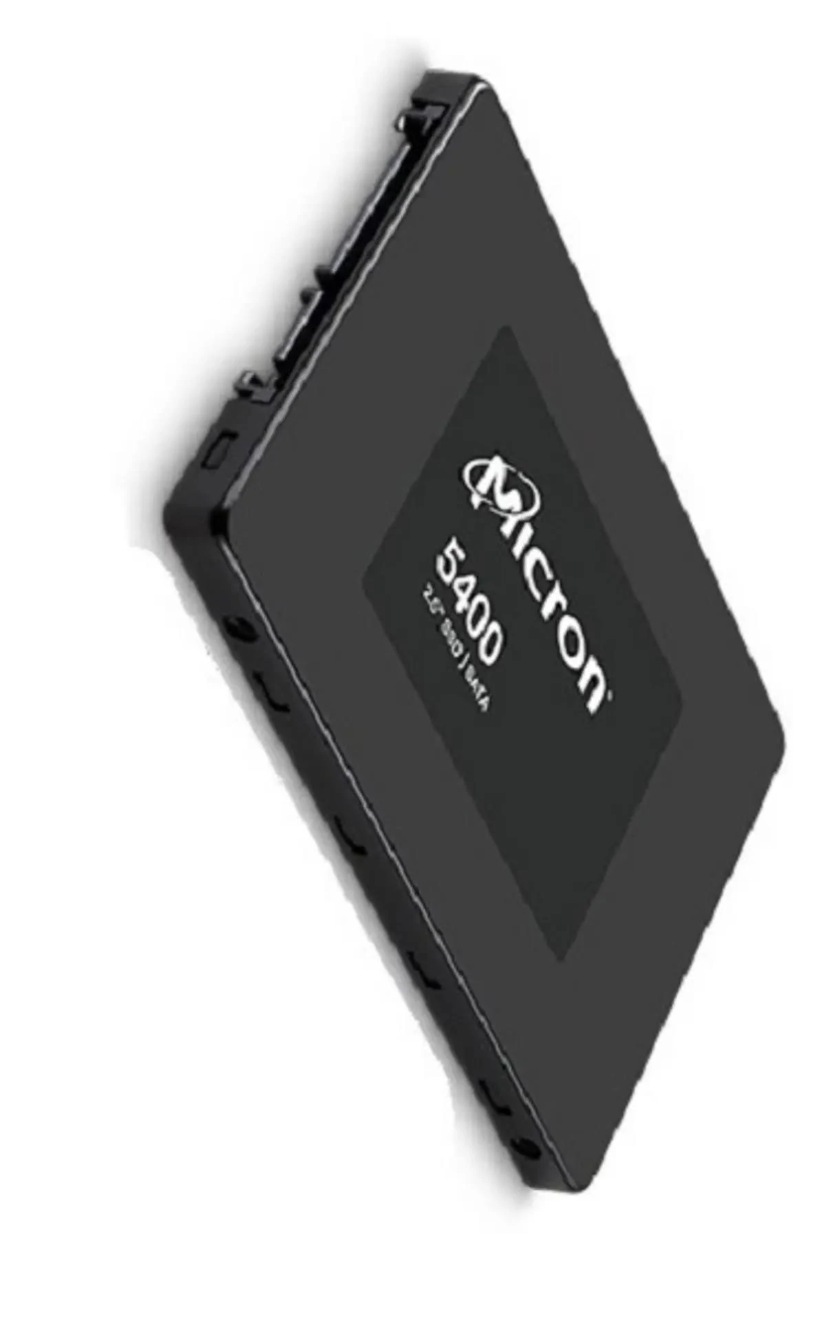 SSD Micron 5400 nero. Quadrato, con logo Micron ed etichetta sopra.