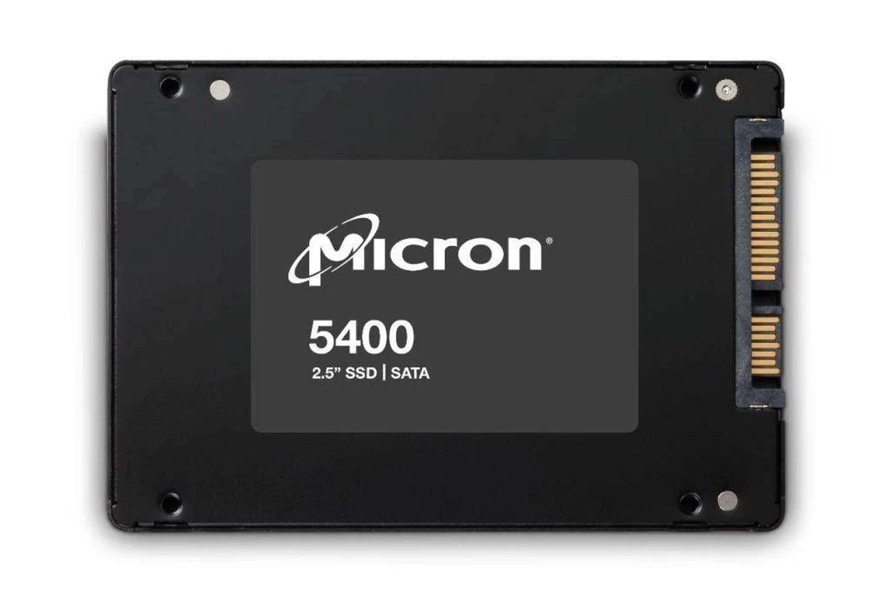 SSD Micron nero con etichetta bianca. Testo sull'etichetta. Sfondo bianco.