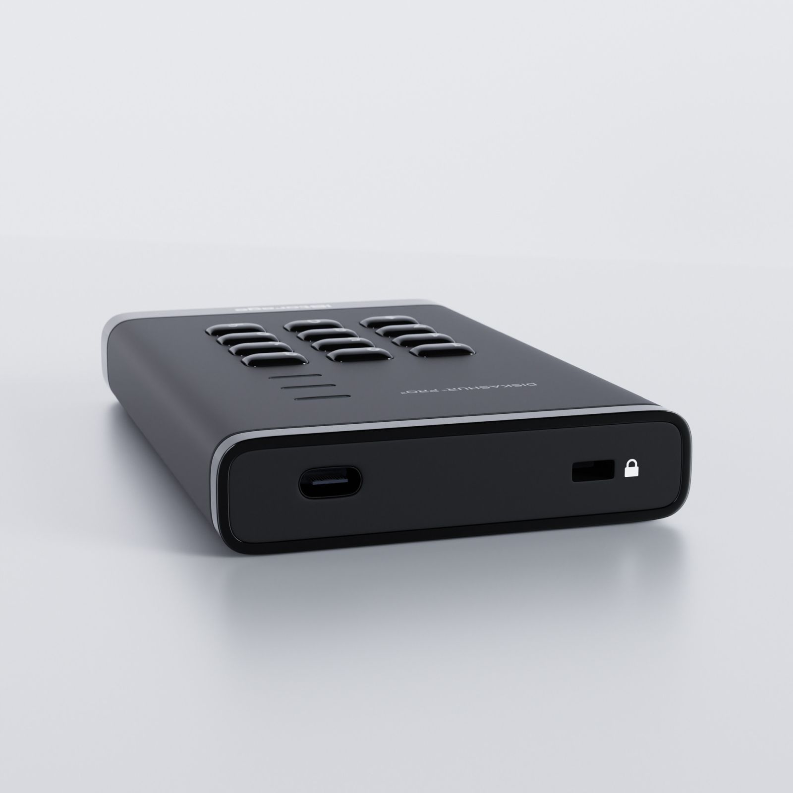 Disco rigido iStorage nero con tastierino e pulsanti. Sopra c'è scritto 'DISKASHUR PRO'. Sfondo bianco.