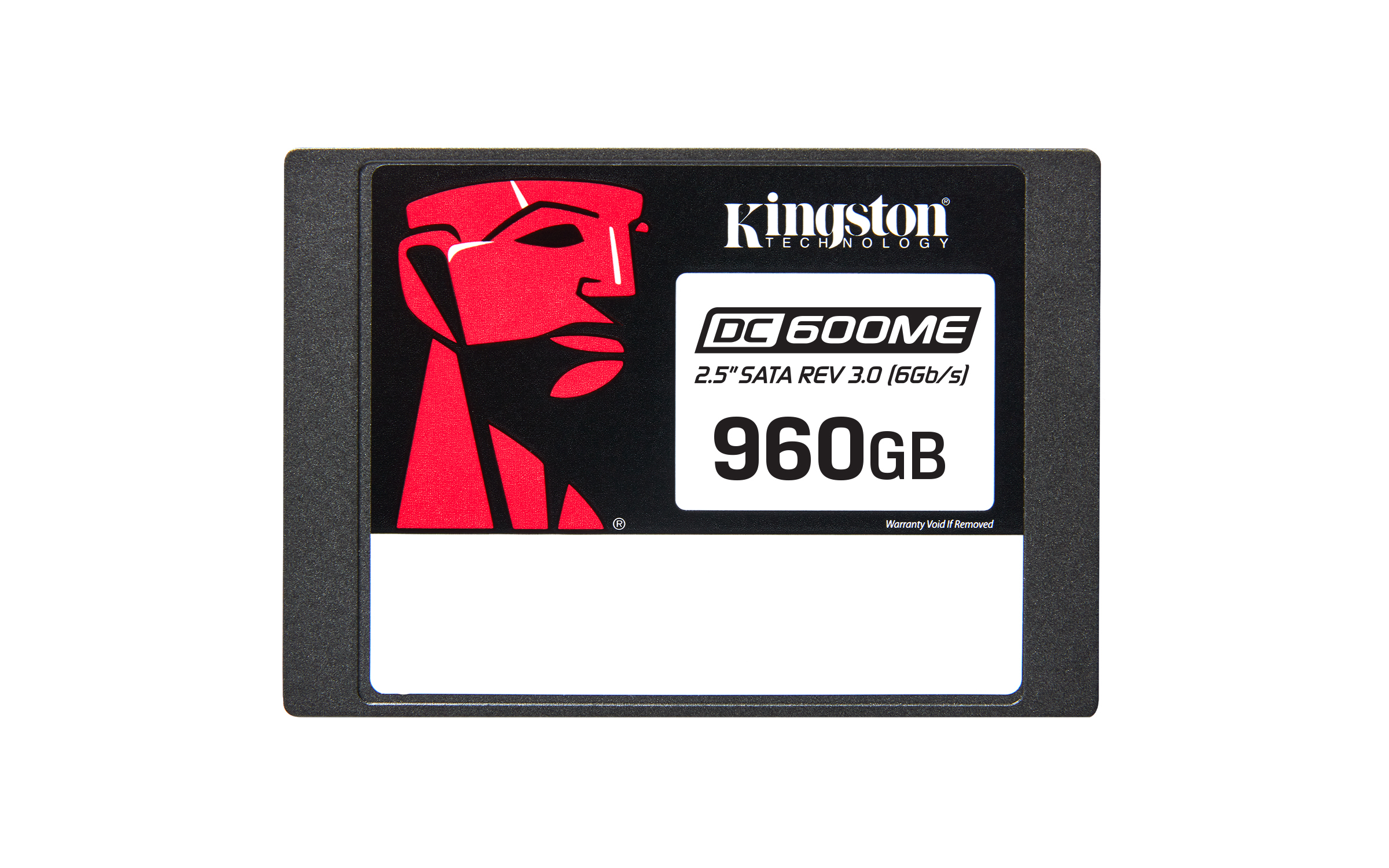 Kingston DC600ME SSD. Schwarzes und rotes Design. Weißes Etikett mit Text. Der Hintergrund ist weiß.