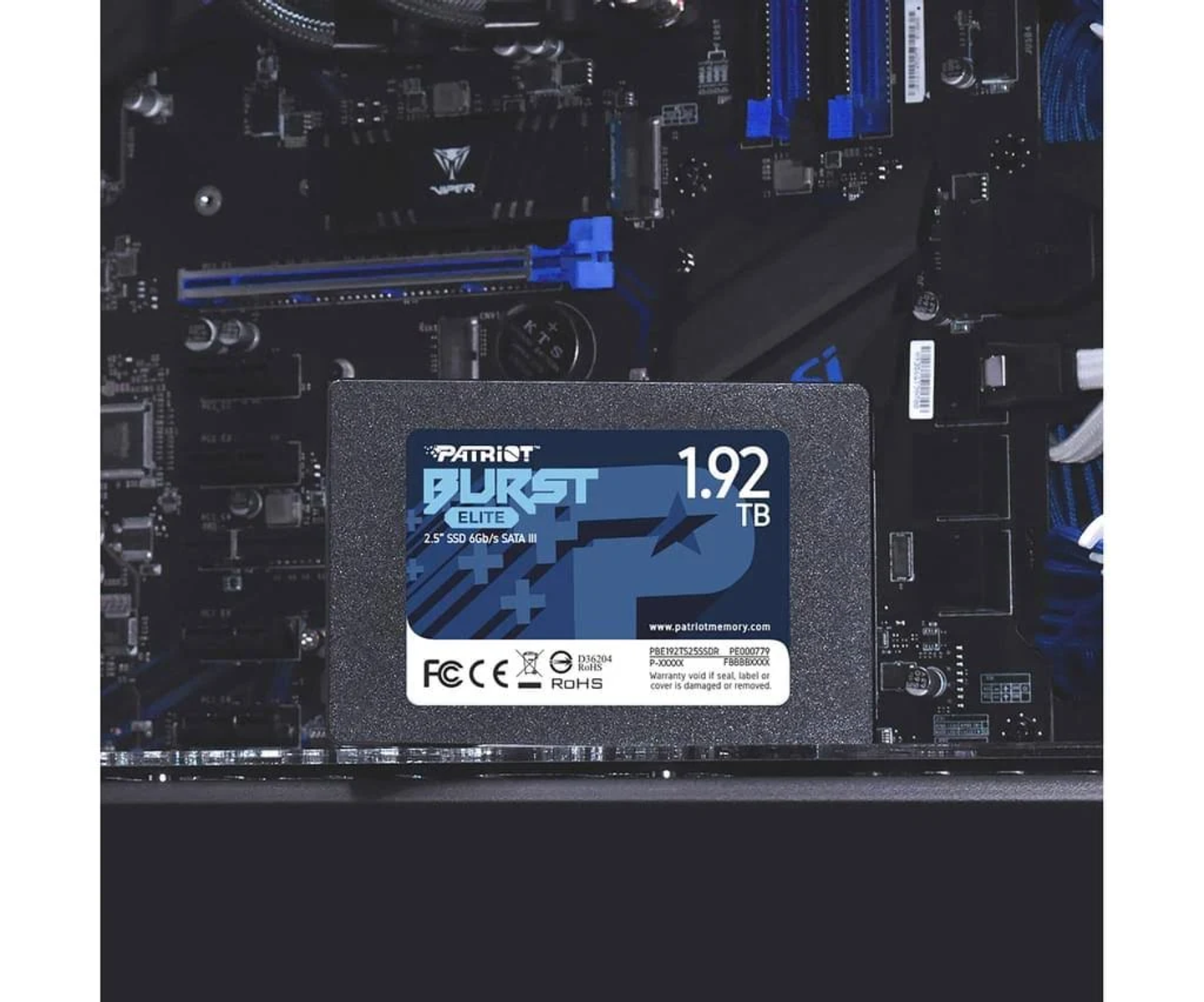 SSD Patriot Burst Elite 1.92TB installato in un computer. Lo sfondo mostra l'interno di un computer.