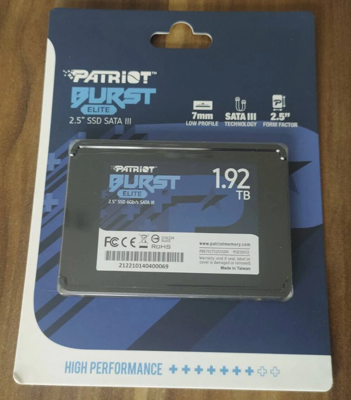 Un SSD Patriot Burst Elite da 1,92 TB nella sua confezione. La confezione è blu e bianca.