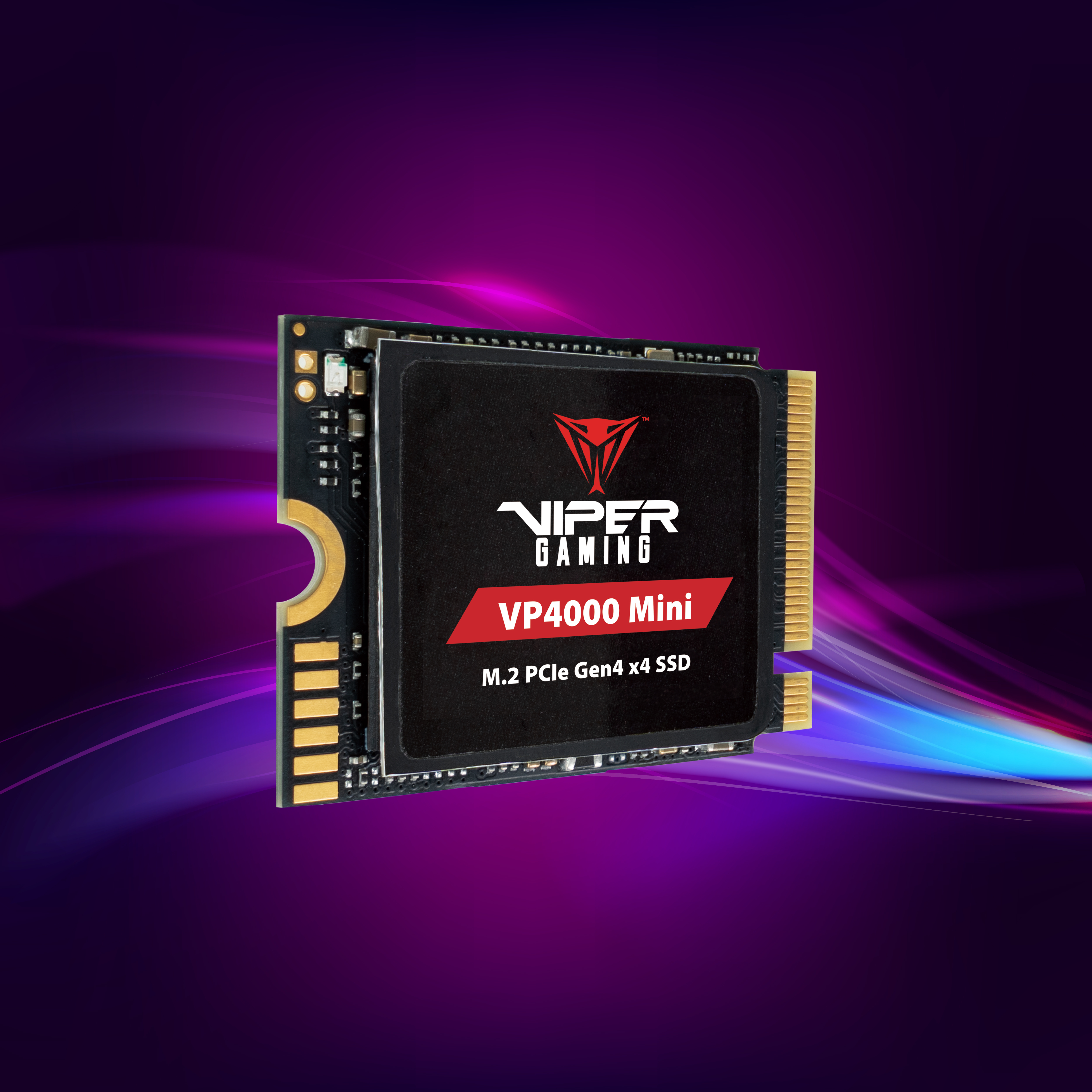 SSD Viper Gaming VP4000 Mini su sfondo viola e nero. L'SSD ha un'etichetta con le specifiche.