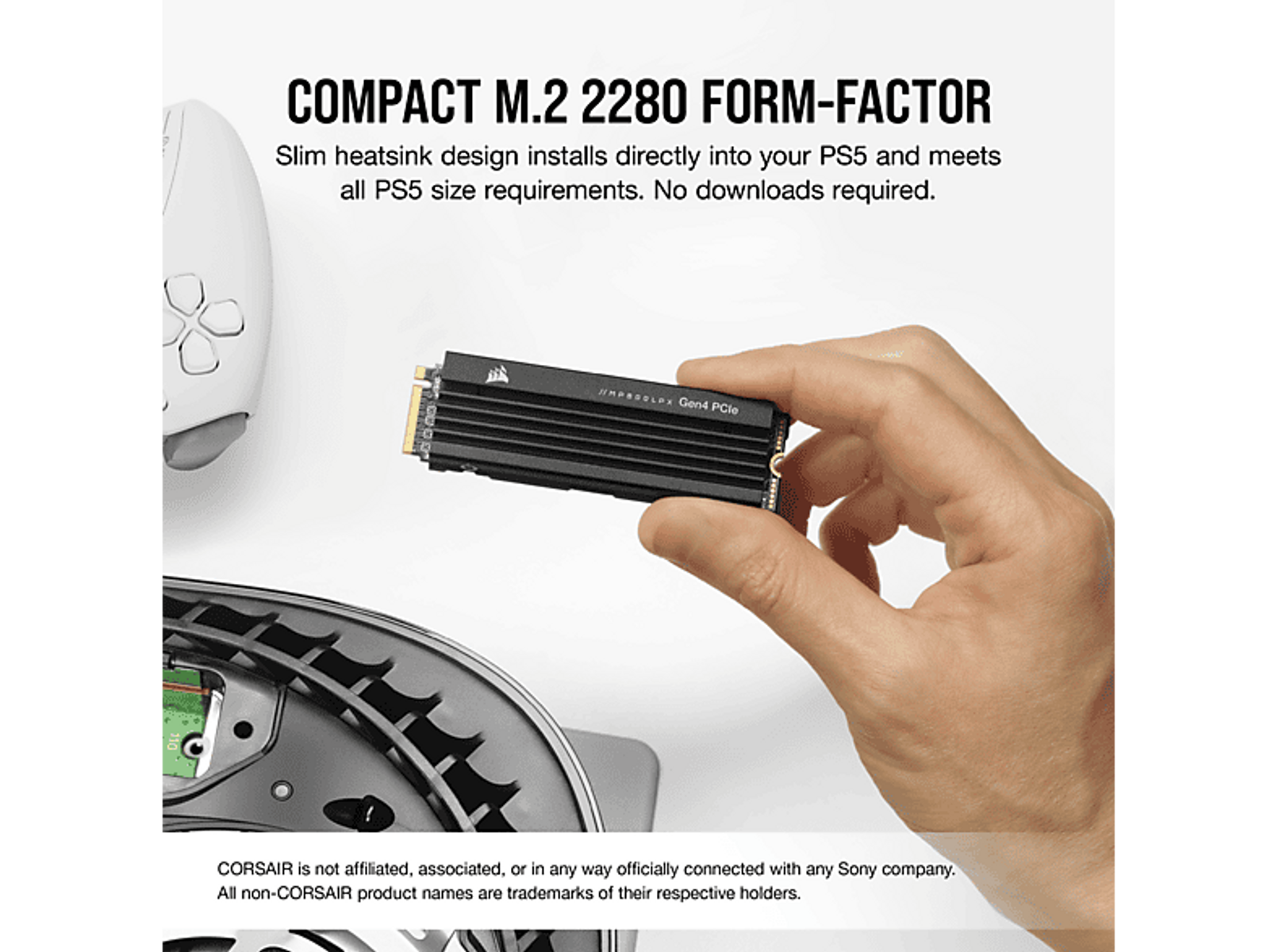 Dłoń trzymająca czarny dysk SSD M.2. Kontroler PS5 w tle. Nakładka tekstowa.