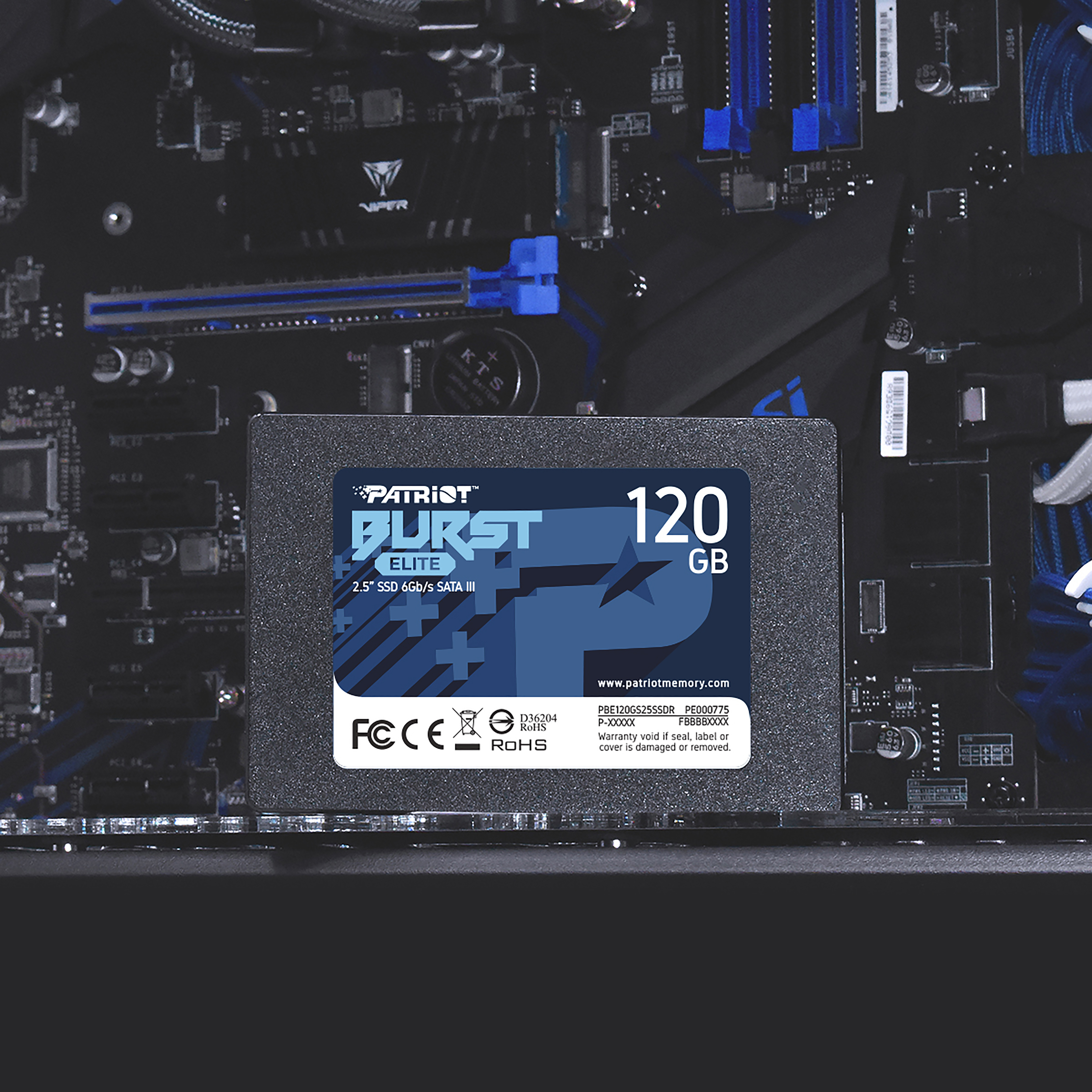 SSD Patriot Burst Elite 120GB installato all'interno di un computer. Colori blu e nero. Il prodotto è installato.