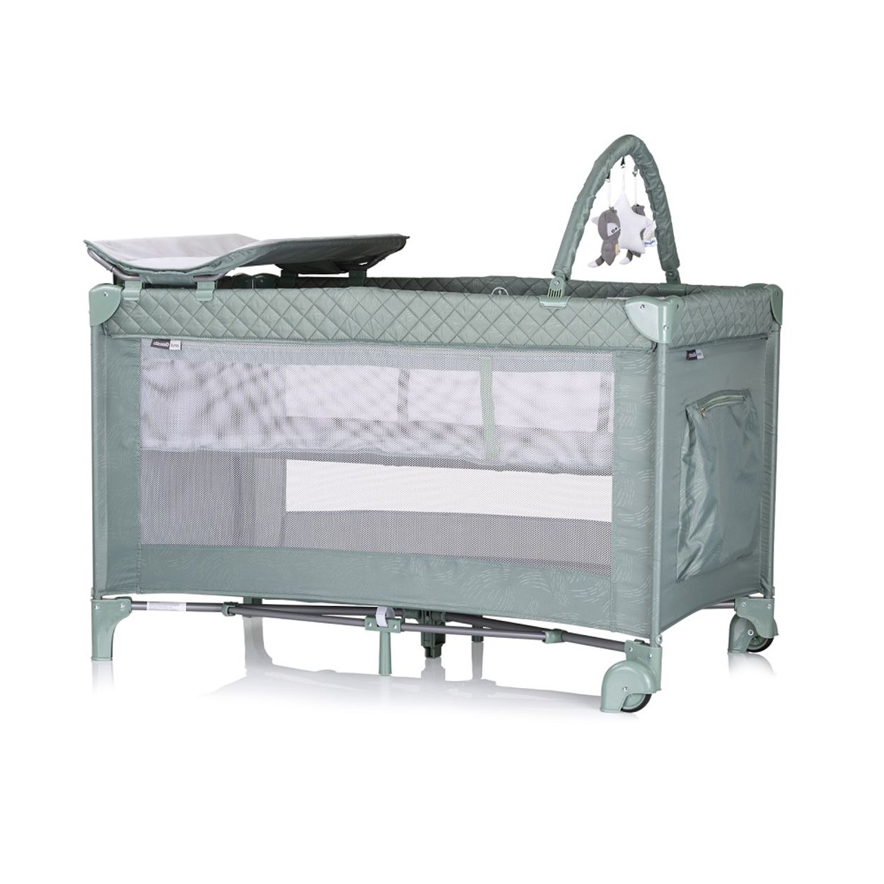 Salbeigrünes Baby-Reisebett mit Netzwänden, Wickeltisch und Spielzeugmobil. Auf weißem Hintergrund. Gestepptes Design.