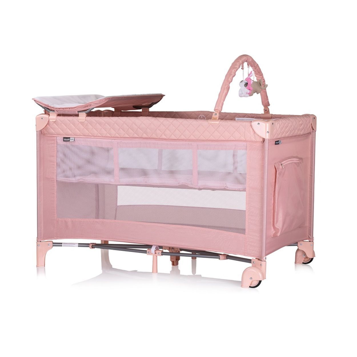 Rosa Baby-Reisebett mit Netzwänden, Wickeltisch und Spielzeugmobil. Auf weißem Hintergrund. Gestepptes Design.