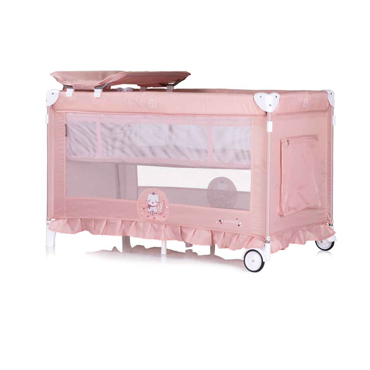 Rosa Baby-Reisebett mit Netzwänden, Wickeltisch und Spielzeugmobil. Auf weißem Hintergrund. Gerüschter Rock.