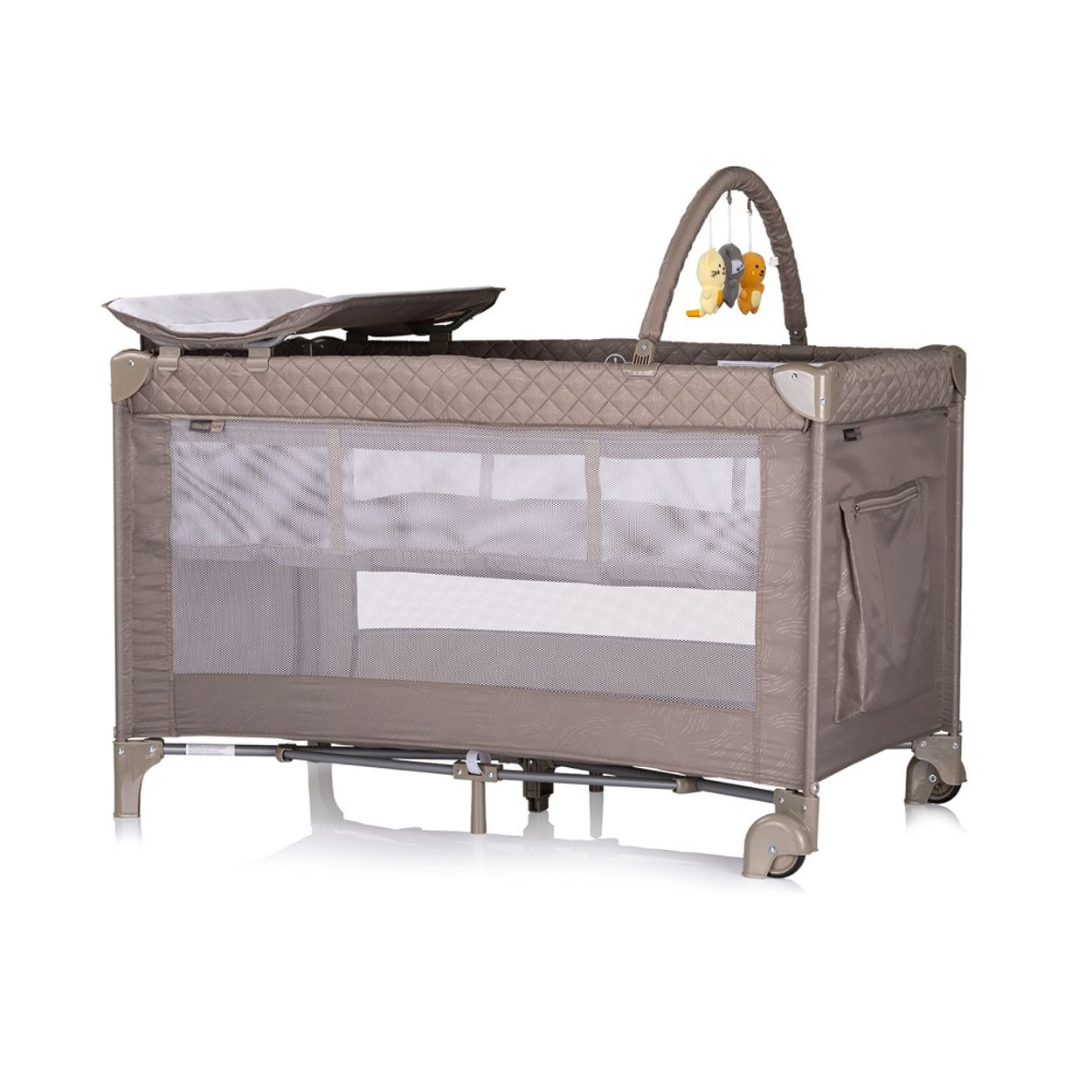 Braunes Baby-Reisebett mit Netzwänden, Wickeltisch und Spielzeugmobil. Auf weißem Hintergrund. Gestepptes Design.