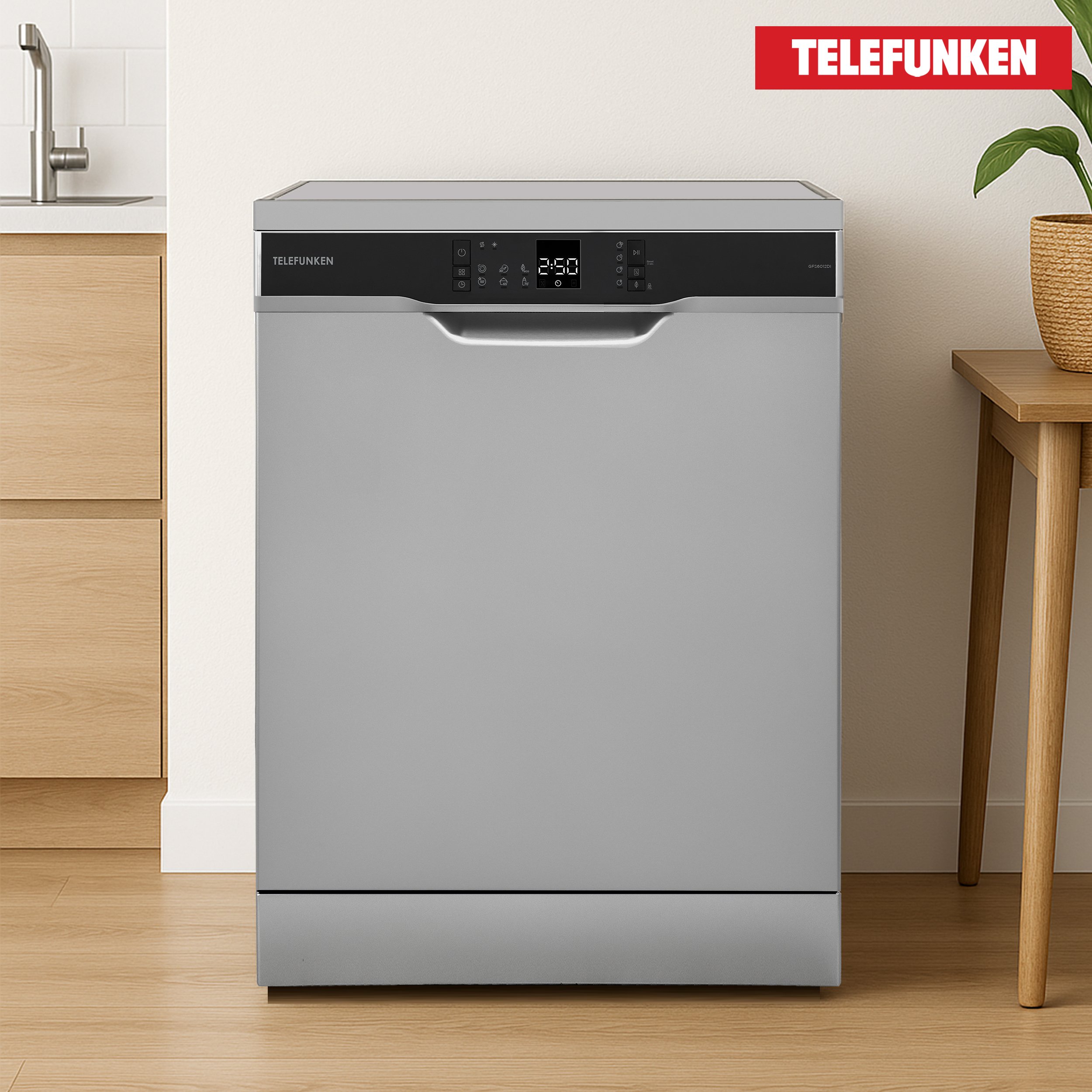 Eine graue Telefunken-Spülmaschine steht in einer Küche. Rechts steht ein Holztisch mit einer Pflanze.