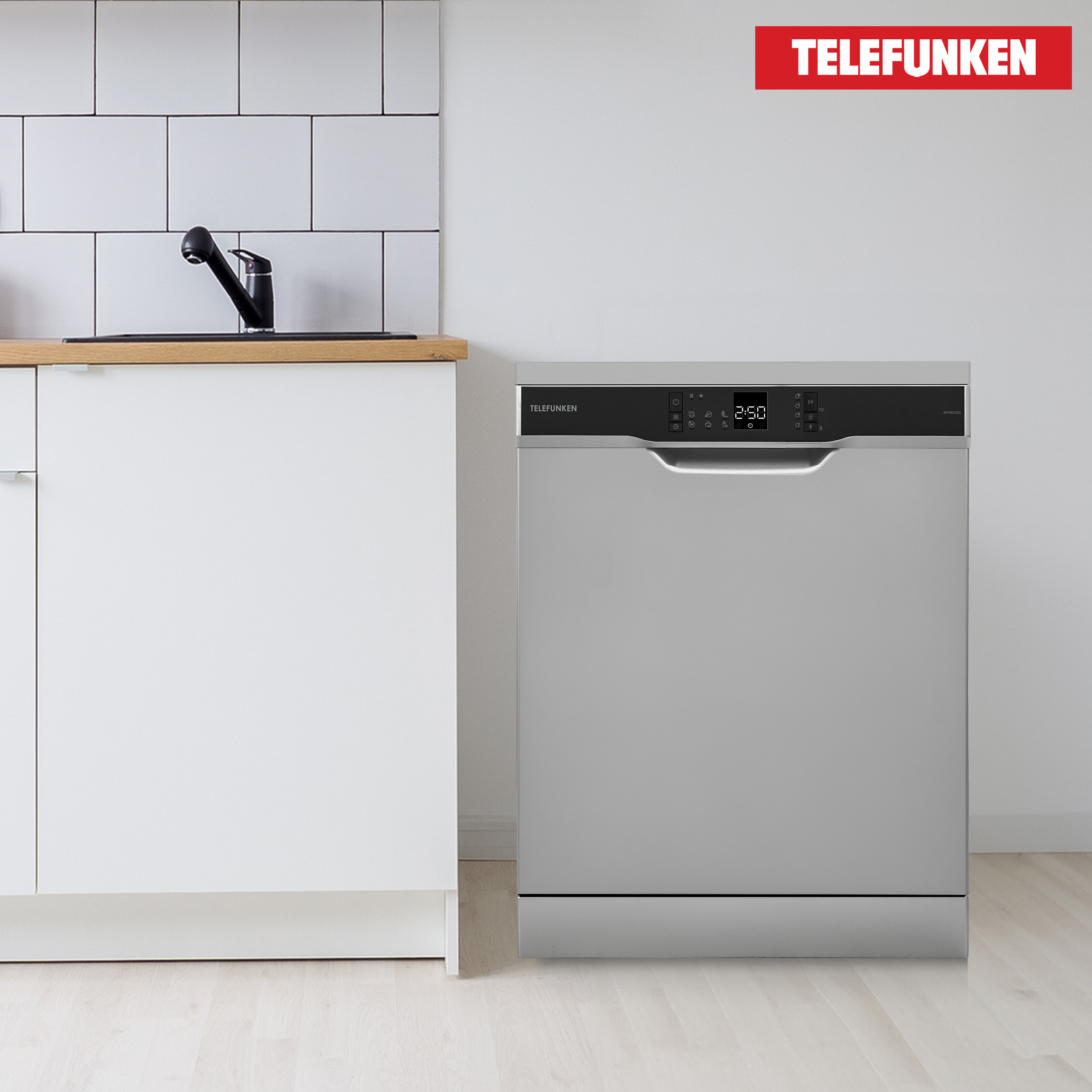 Eine graue Telefunken-Spülmaschine in einer Küche. Weiße Schränke und ein schwarzer Wasserhahn im Hintergrund.