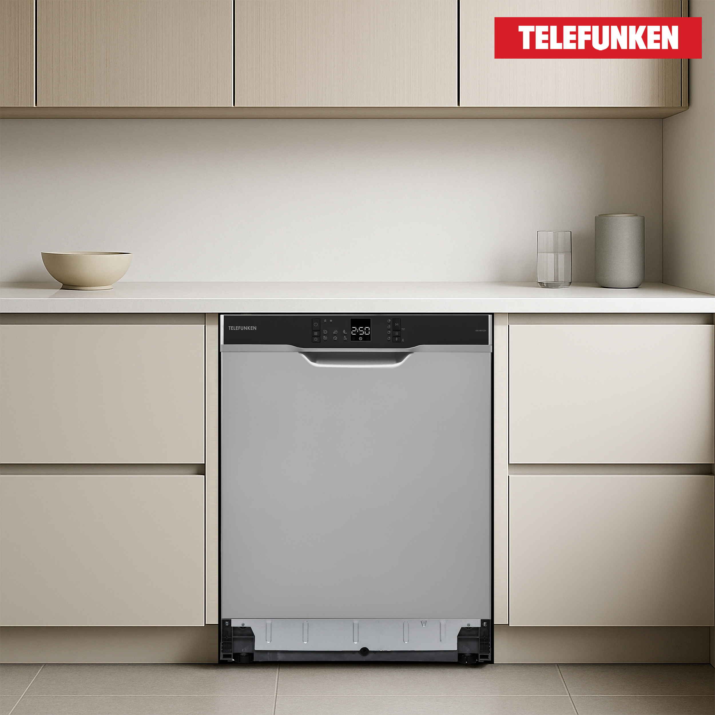 Ein silberner Telefunken-Geschirrspüler ist in einer Küche installiert. Das Display zeigt 2:50.