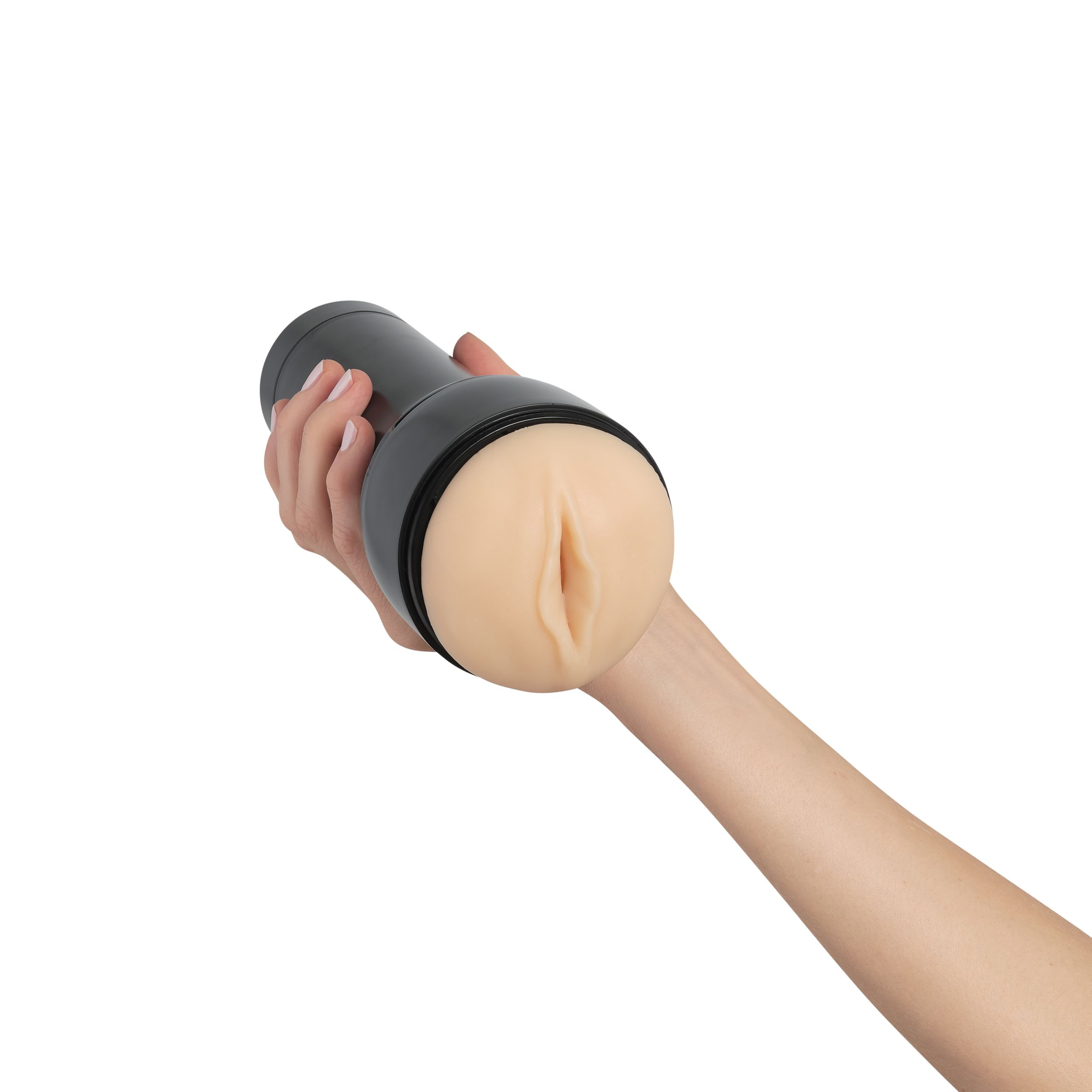 Hand hält einen schwarzen männlichen Masturbator mit hautähnlichem Innenraum. Weißer Hintergrund.