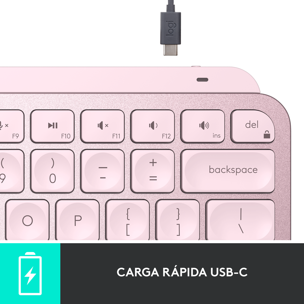 Eine rosa Tastatur mit eingestecktem USB-C-Kabel, zeigt die Rücktaste.