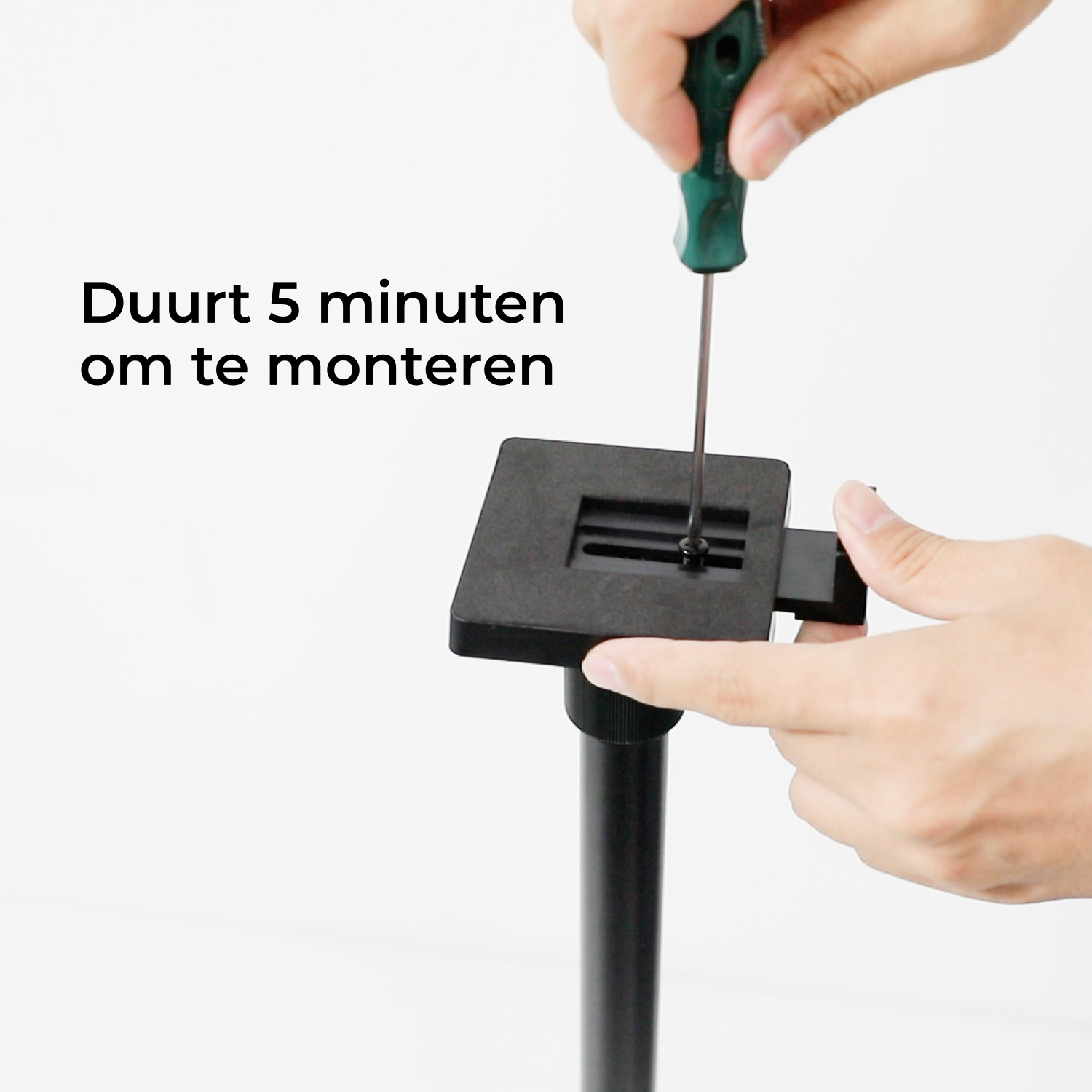 Mains vissant une vis dans un support noir avec un tournevis. Texte : 'Il faut 5 minutes pour assembler'.