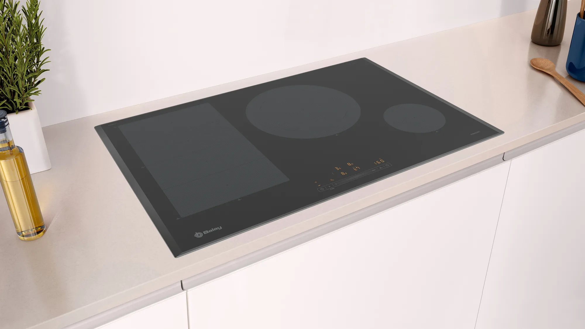 Czarna płyta z trzema palnikami i wyświetlaczem cyfrowym. Biały blat i szafki. Zielona roślina.