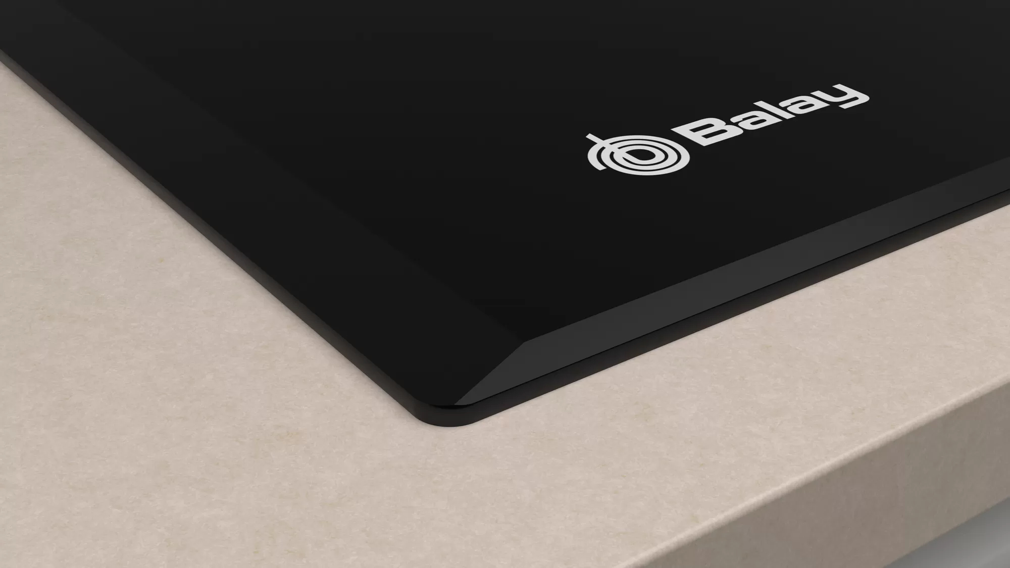 Róg czarnej płyty na beżowej powierzchni z logo Balay. Ostra krawędź. Brak innych elementów.