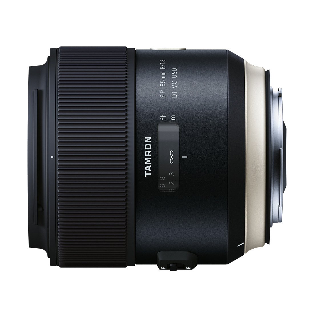 Schwarzes Kameraobjektiv. Es hat Einstellringe und das Wort Tamron ist auf der Seite sichtbar.