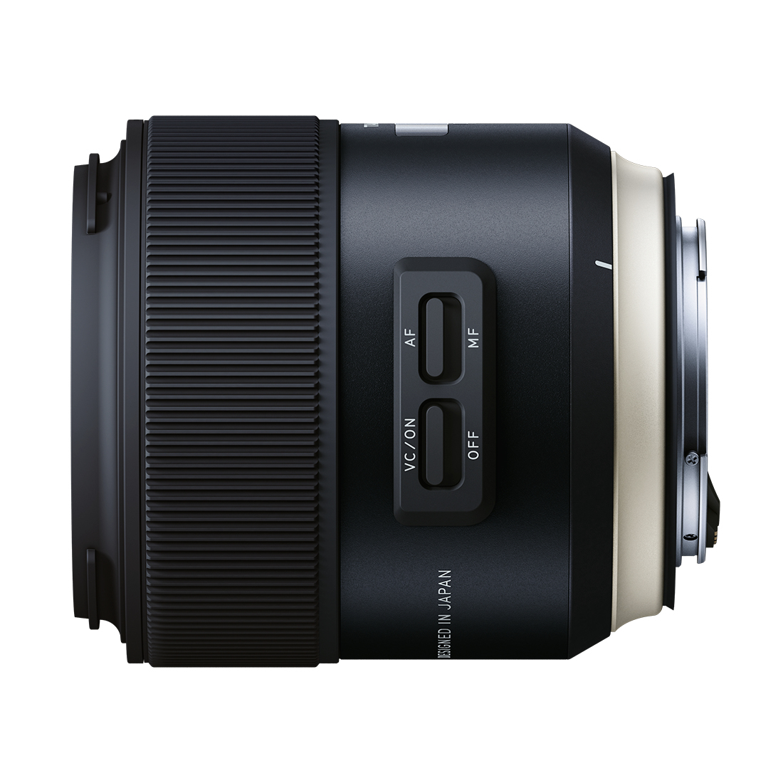 Schwarzes Kameraobjektiv. Hat Fokus- und Leistungseinstellungen, Tamron und Japan sind sichtbar.