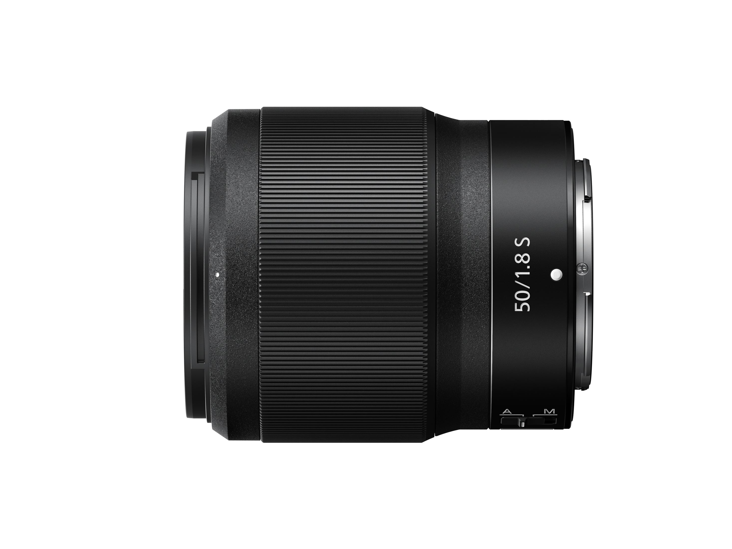 Schwarzes Kameraobjektiv mit Text '50/1.8 S'. Es hat ein geriffeltes Design und einen kleinen Schalter an der Seite.