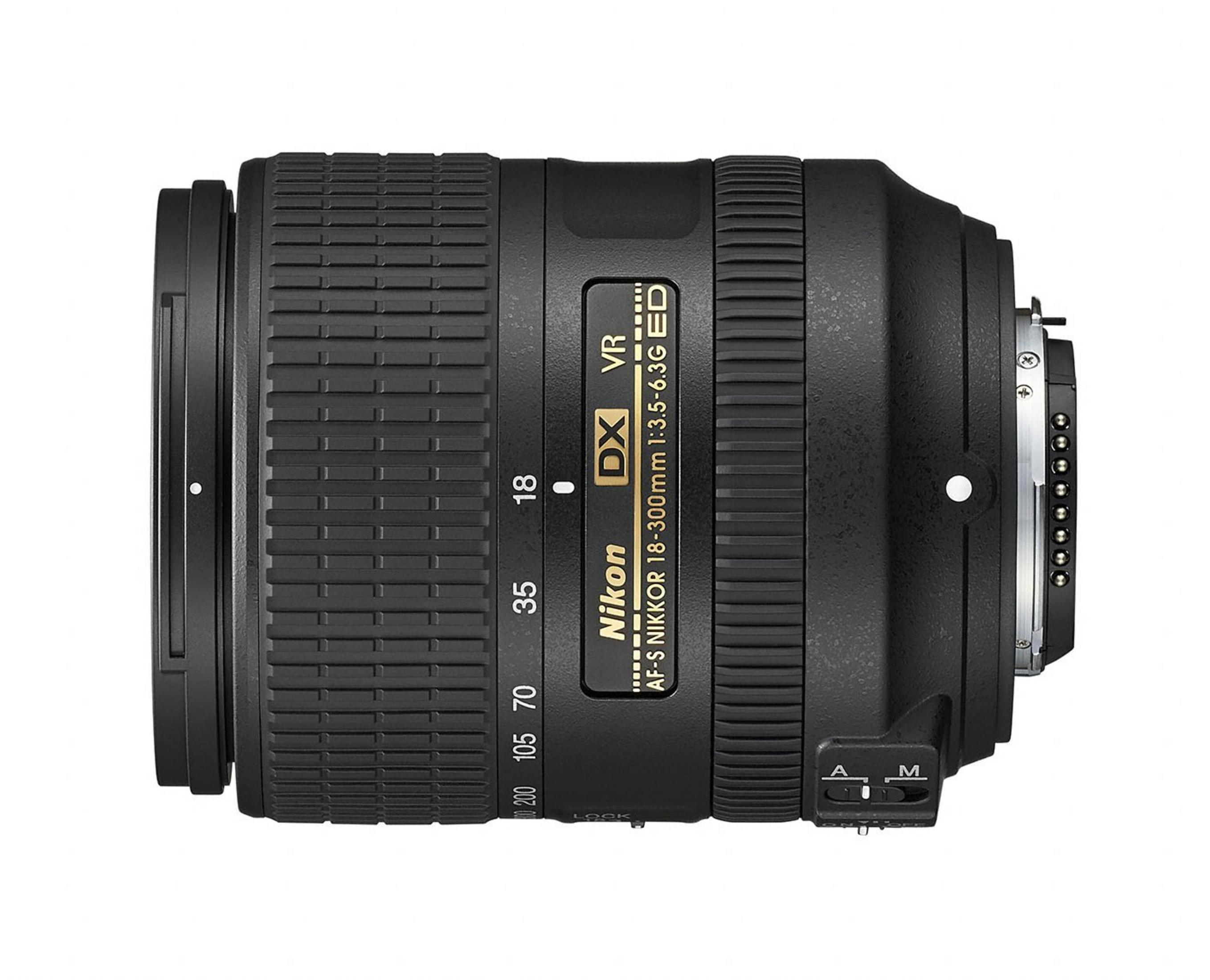 Ein Nikon 18-300mm f/3.5-6.3G ED Objektiv, zylindrisch, mit Brennweitenmarkierungen und verschiedenen Einstellungen.