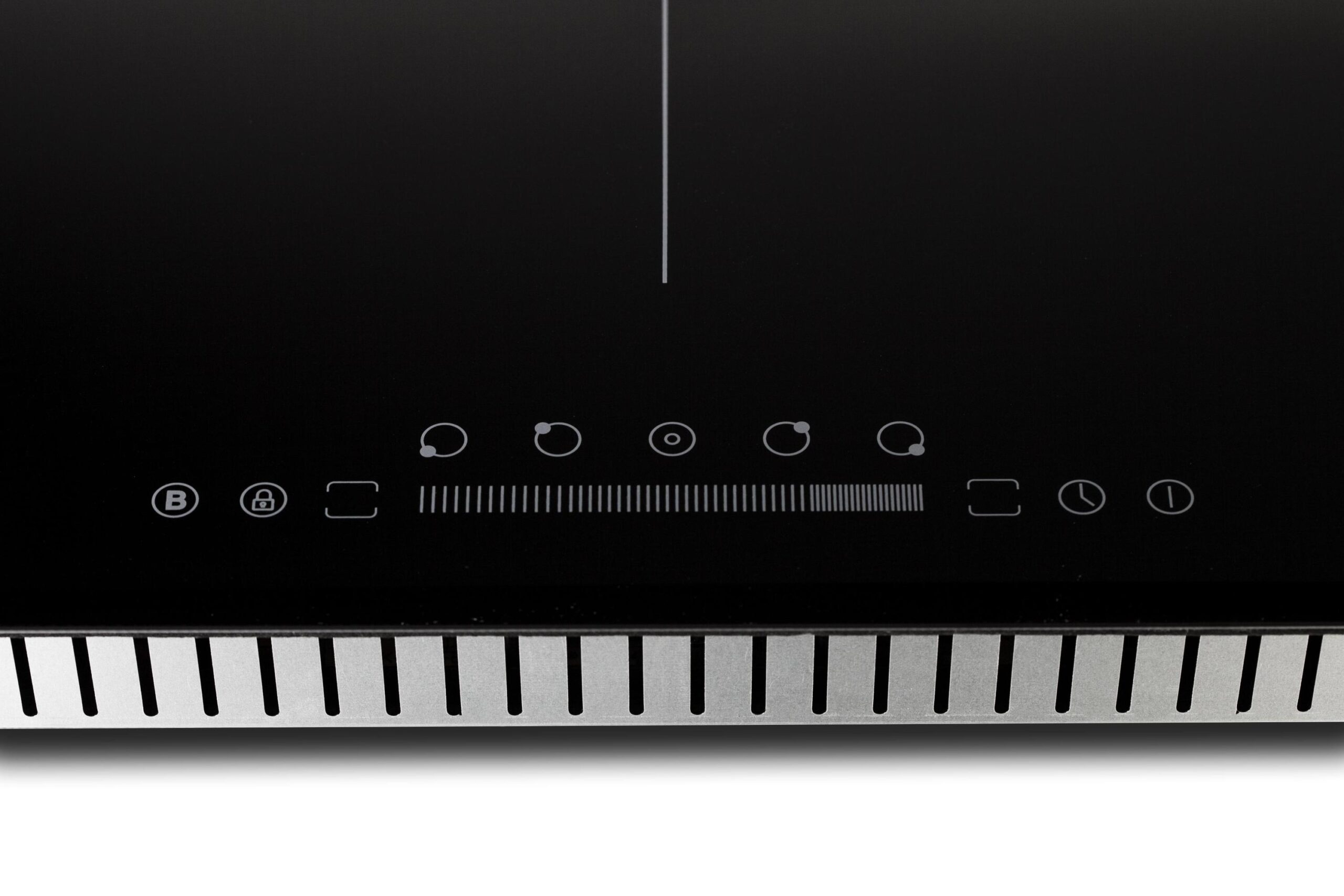 Piano cottura a induzione nero con comandi touch e finiture in acciaio inossidabile.