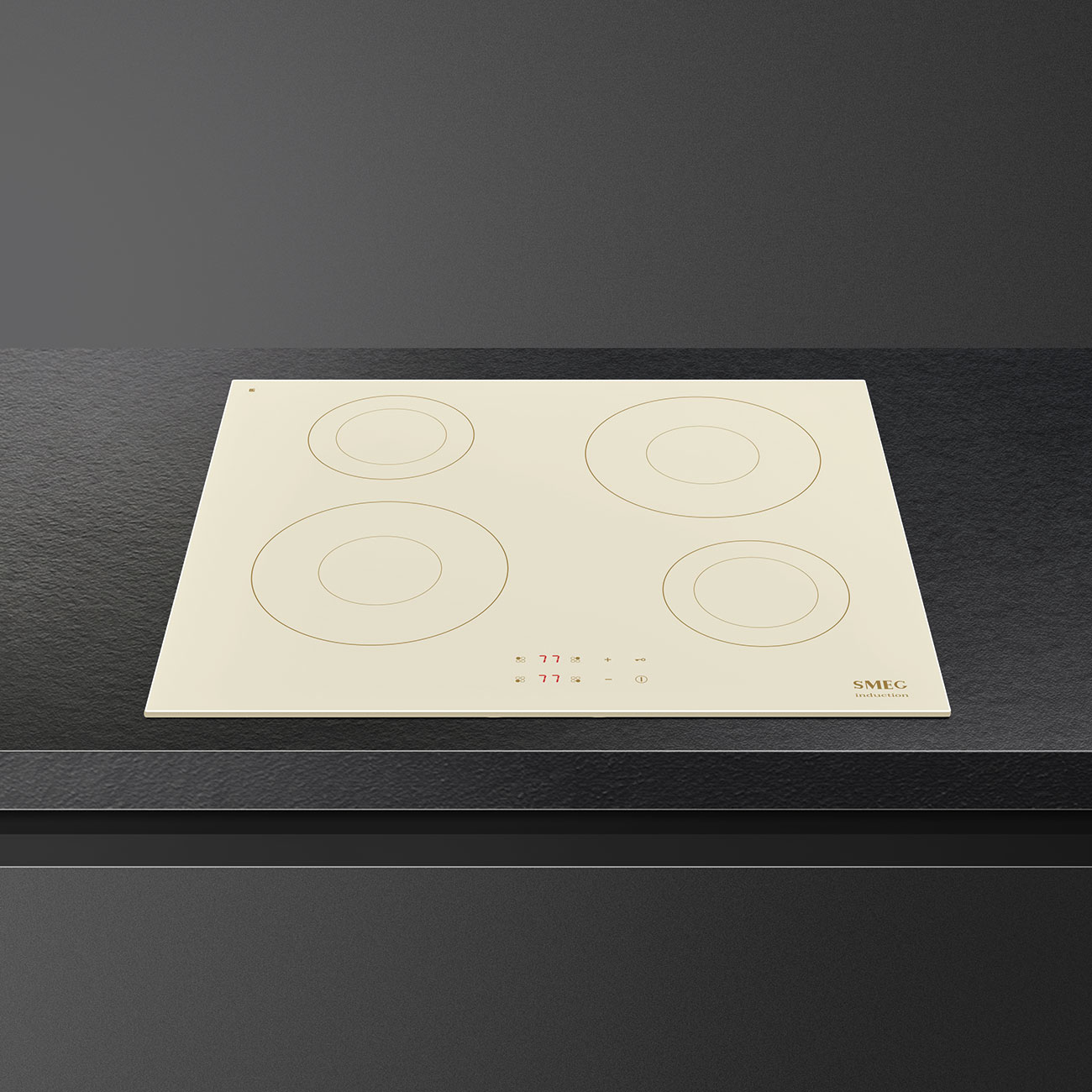 Piano cottura elettrico color crema con quattro fuochi su una superficie nera. Il piano cottura ha spie.