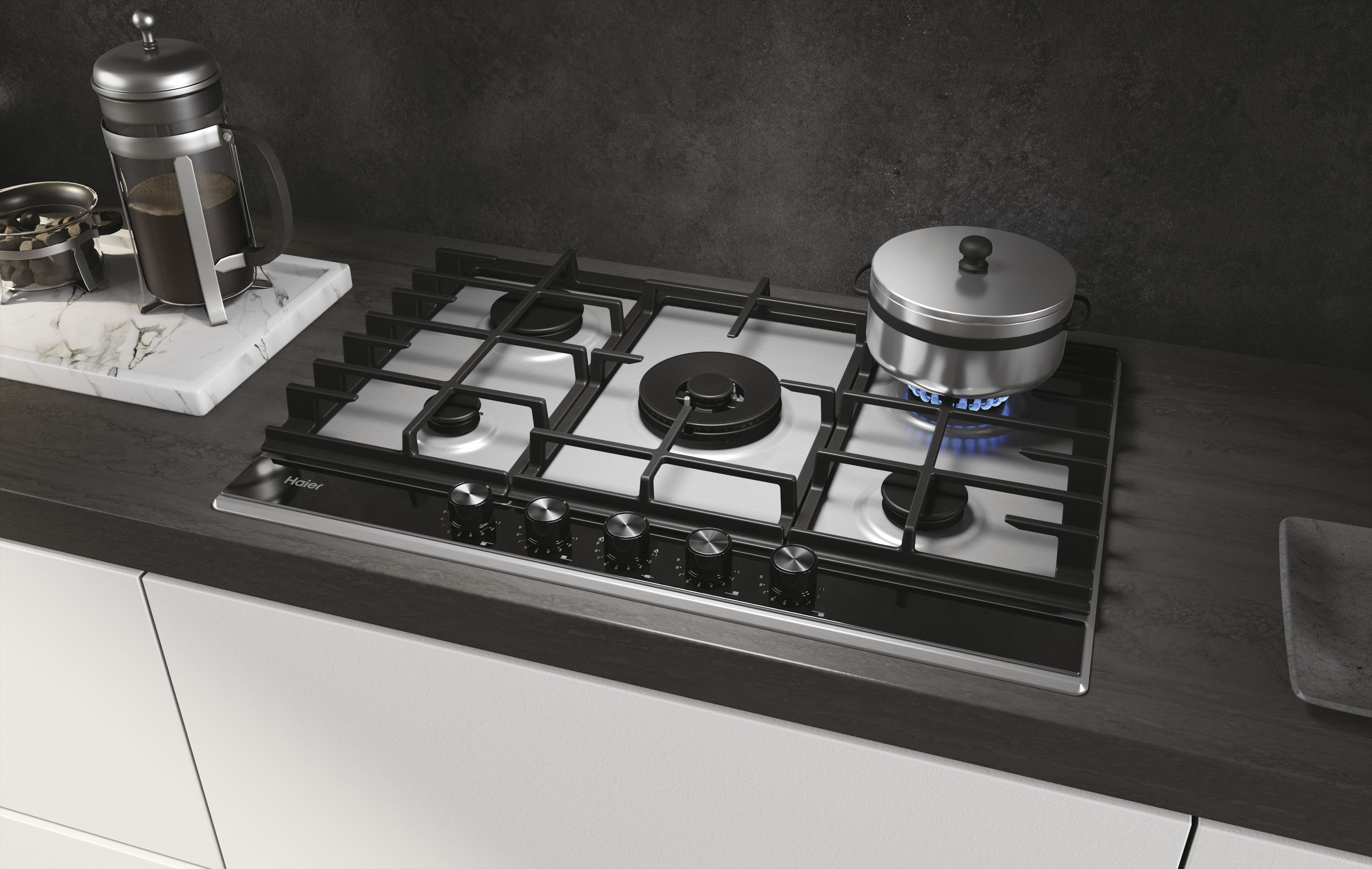 Kuchenka gazowa z garnkiem na palniku. Po lewej stronie ekspres do kawy. Otoczenie to kuchnia.