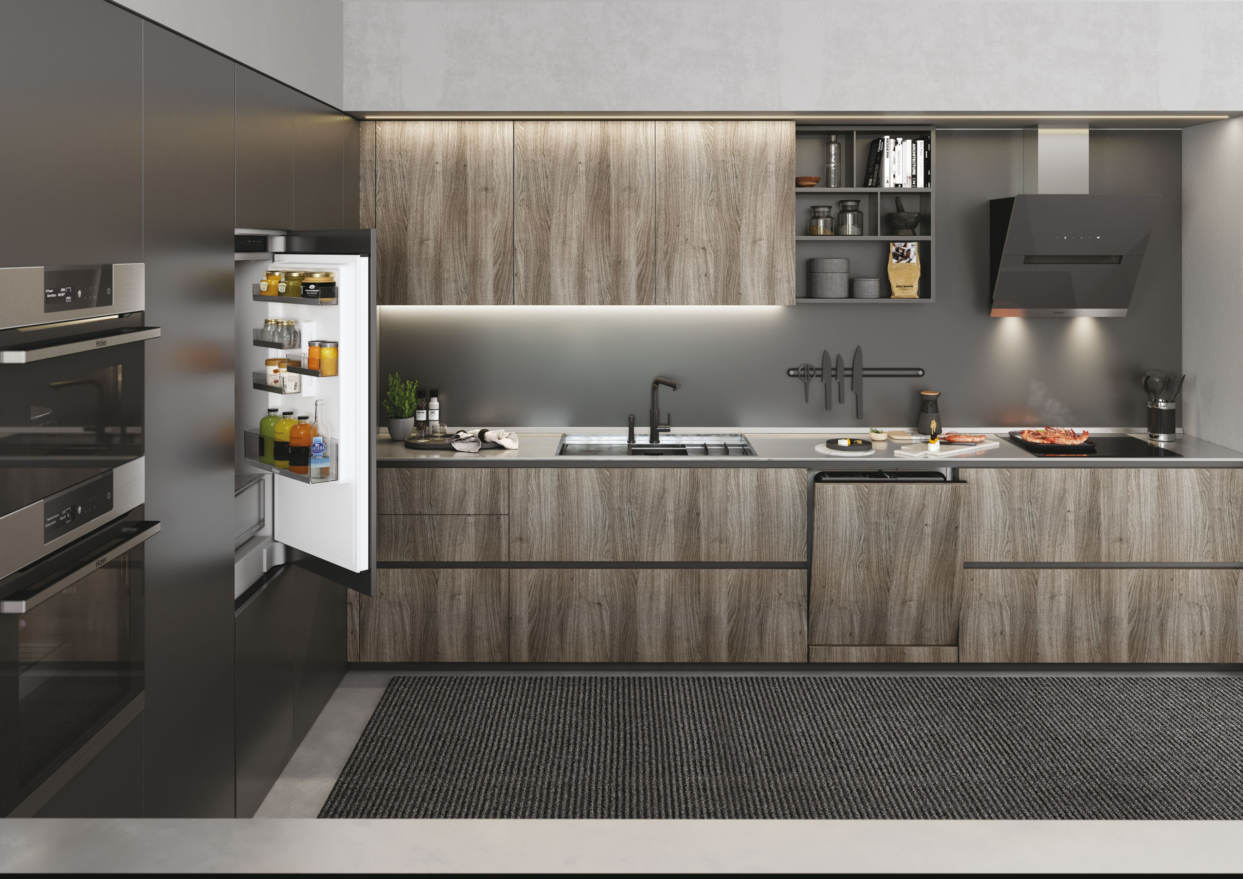 Interni di cucina moderna con frigorifero aperto, forno e mobili con pannelli in legno.