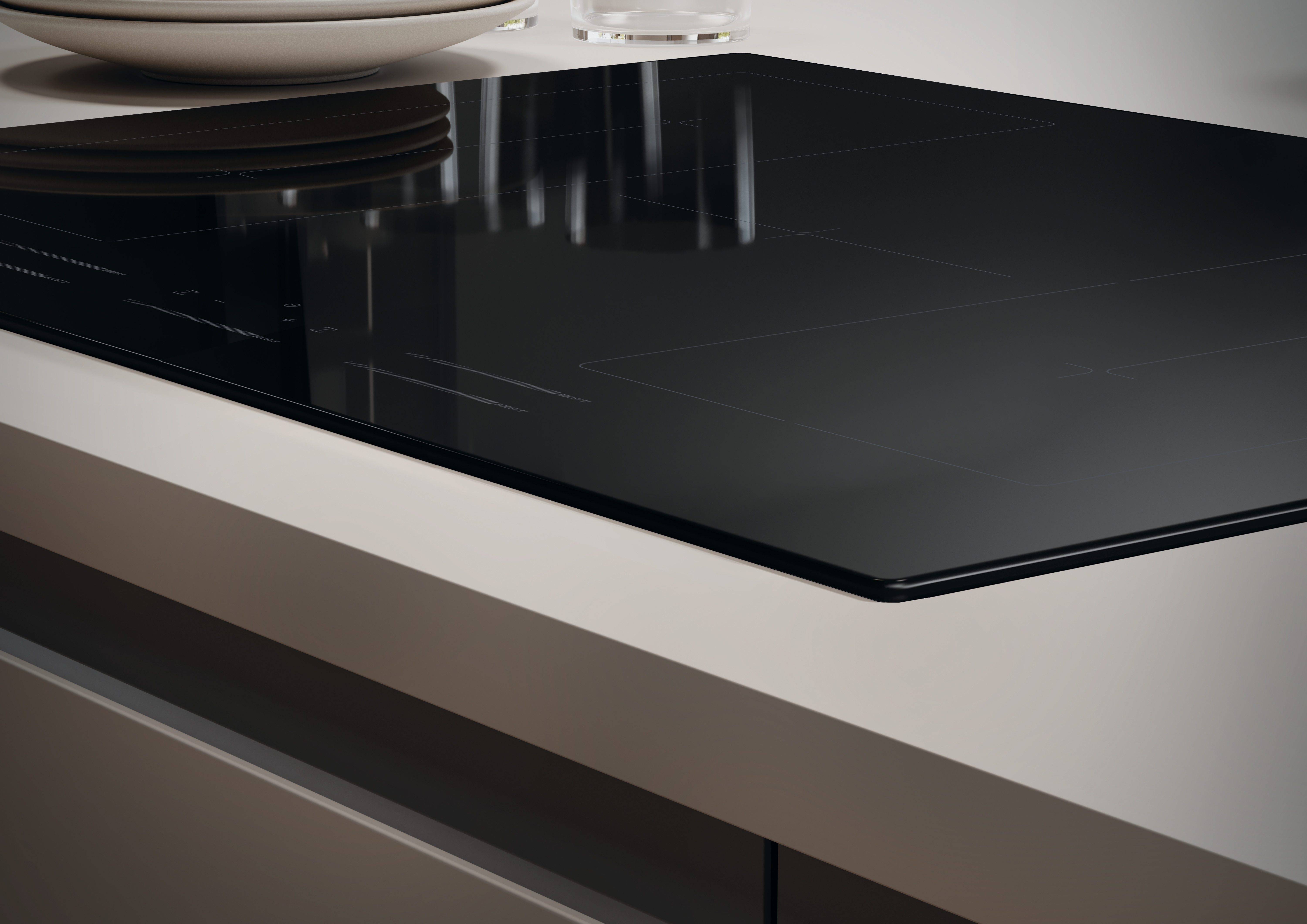 Zbliżenie czarnej płyty indukcyjnej na białym blacie, z akcesoriami kuchennymi.