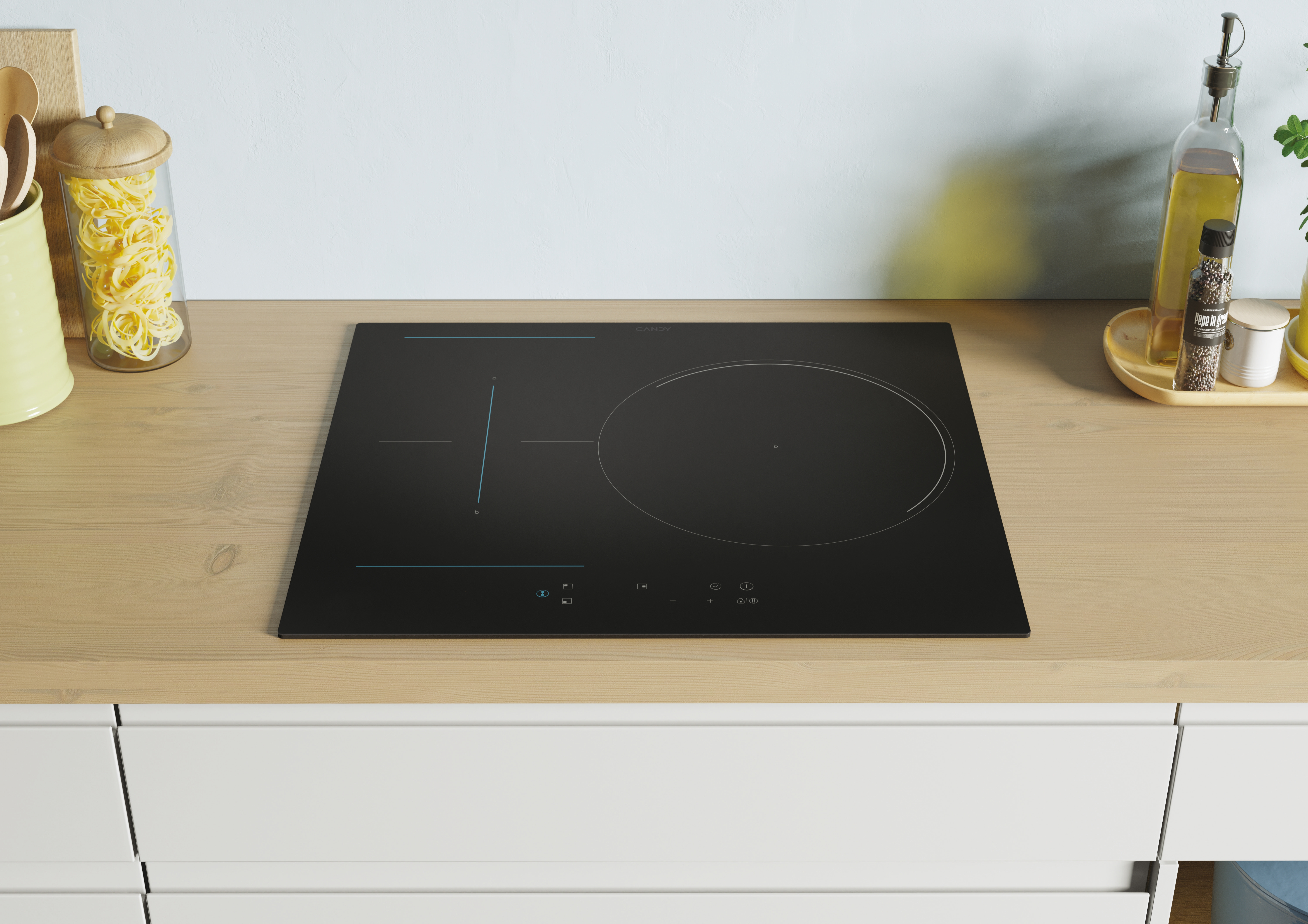 Placa de inducción negra con una olla. La placa está sobre una superficie de madera.