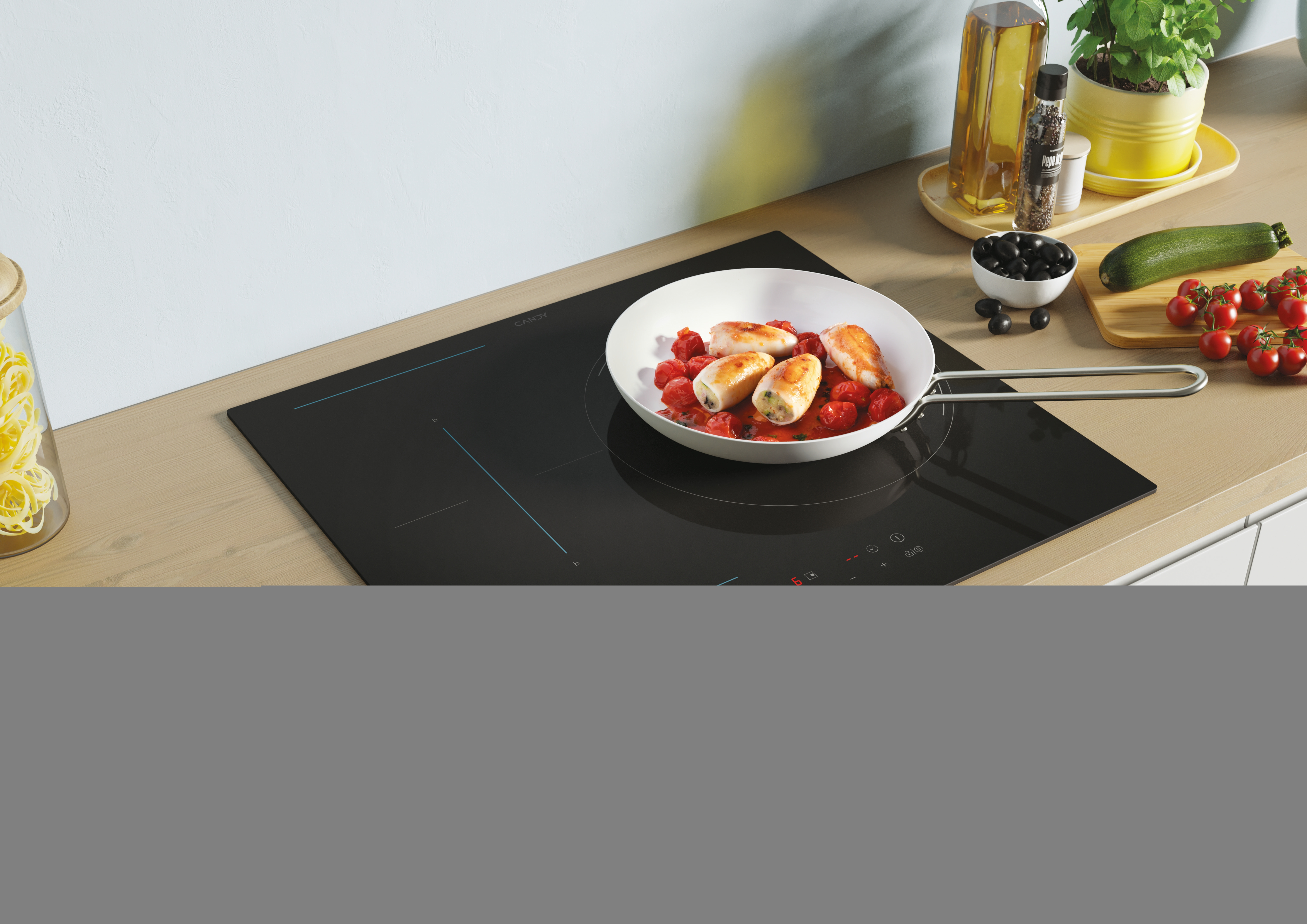 Una placa con una sartén con comida, rodeada de ingredientes y utensilios sobre una encimera.