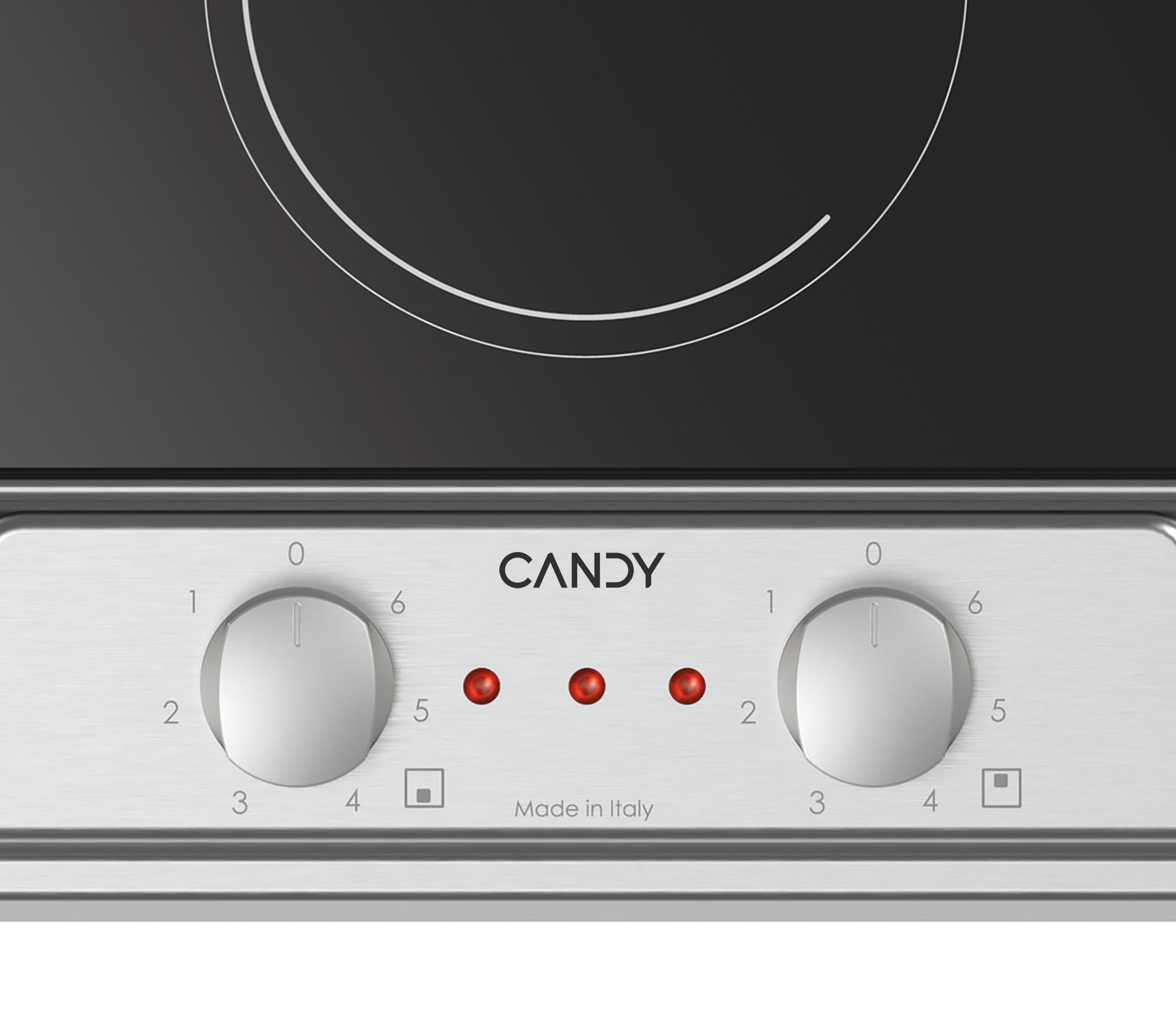 Zbliżenie panelu sterowania płyty grzewczej Candy z pokrętłami i kontrolkami.