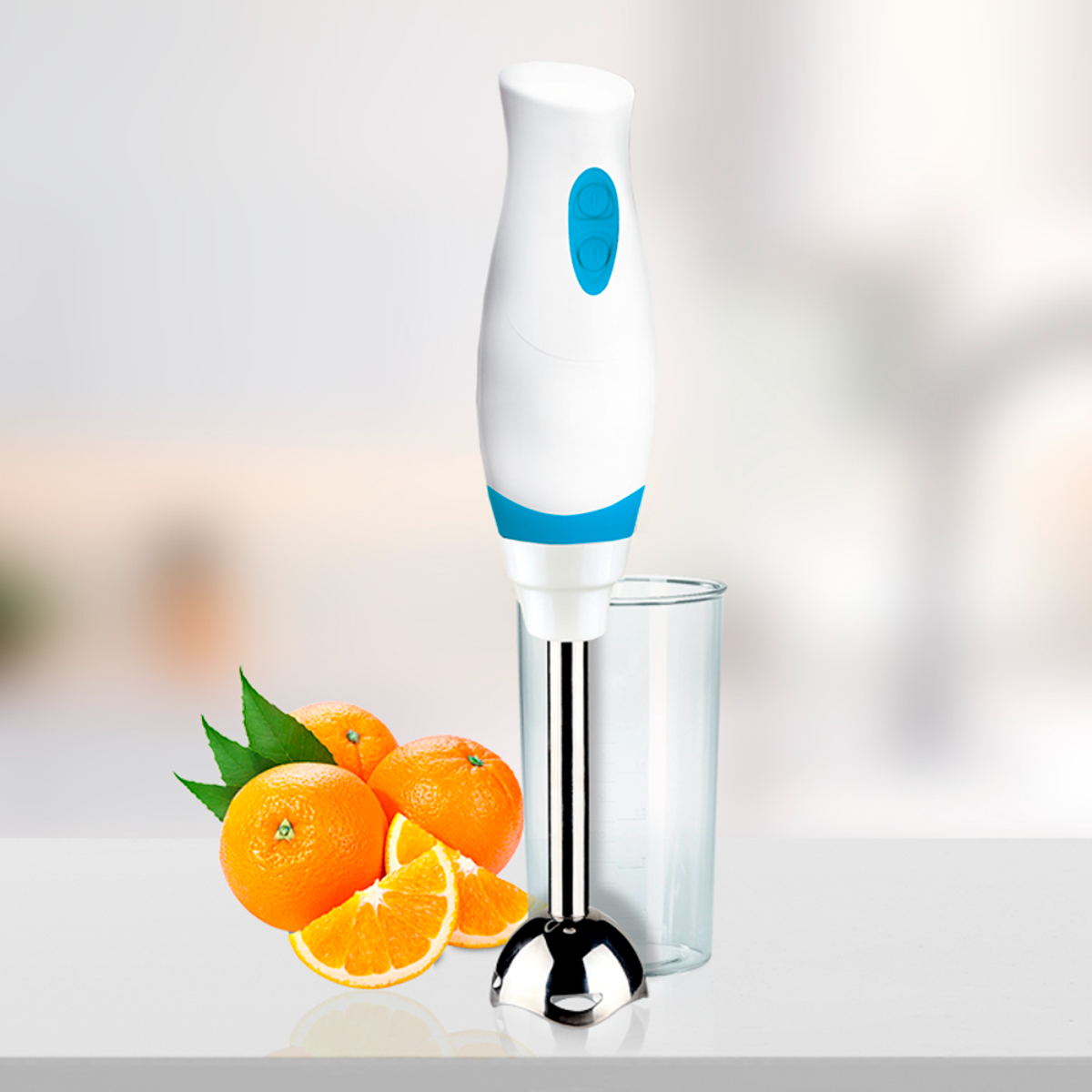Una batidora de mano blanca y azul, con naranjas y un vaso. La escena está sobre una superficie blanca.