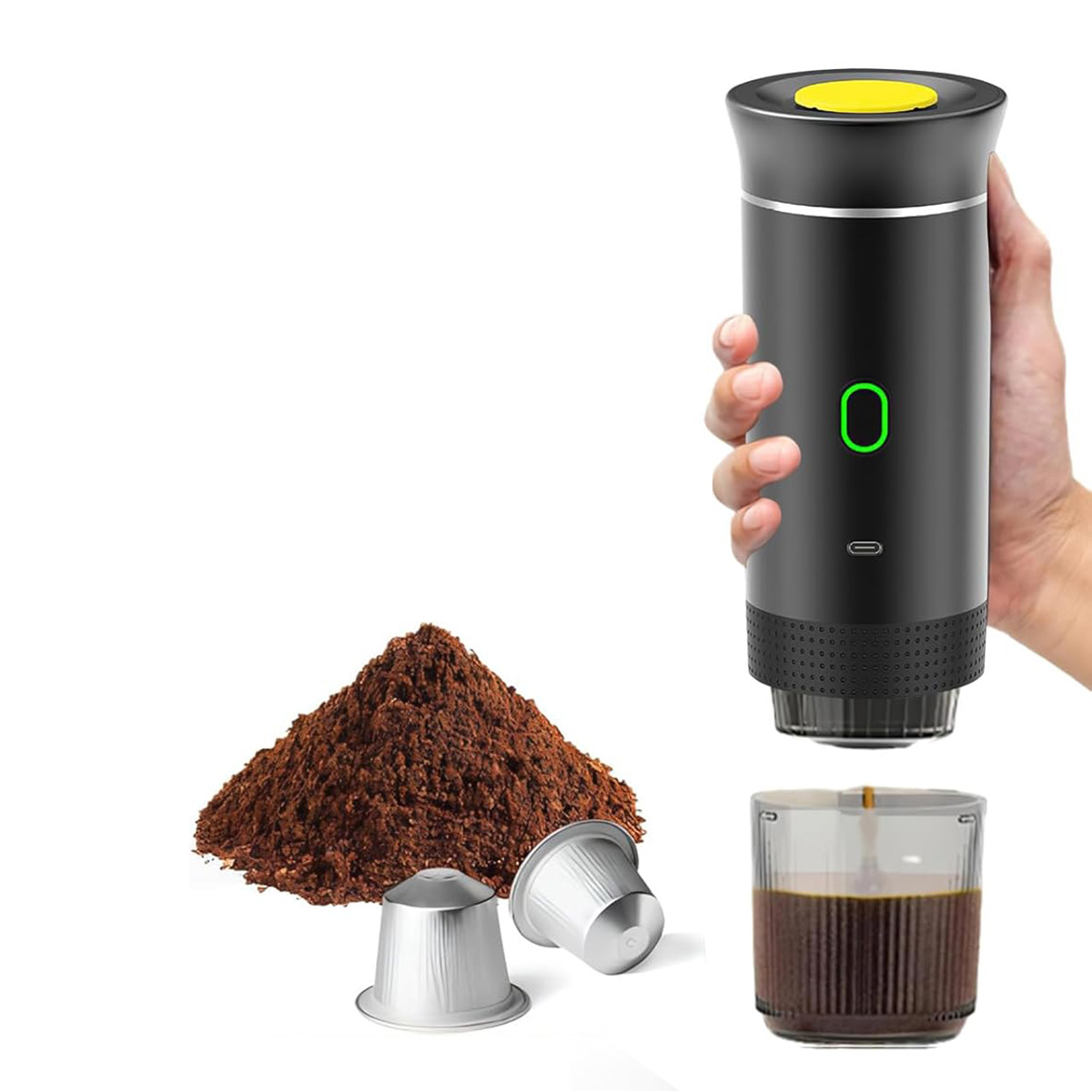 Una cafetera negra con café molido, cápsulas y un vaso de café.