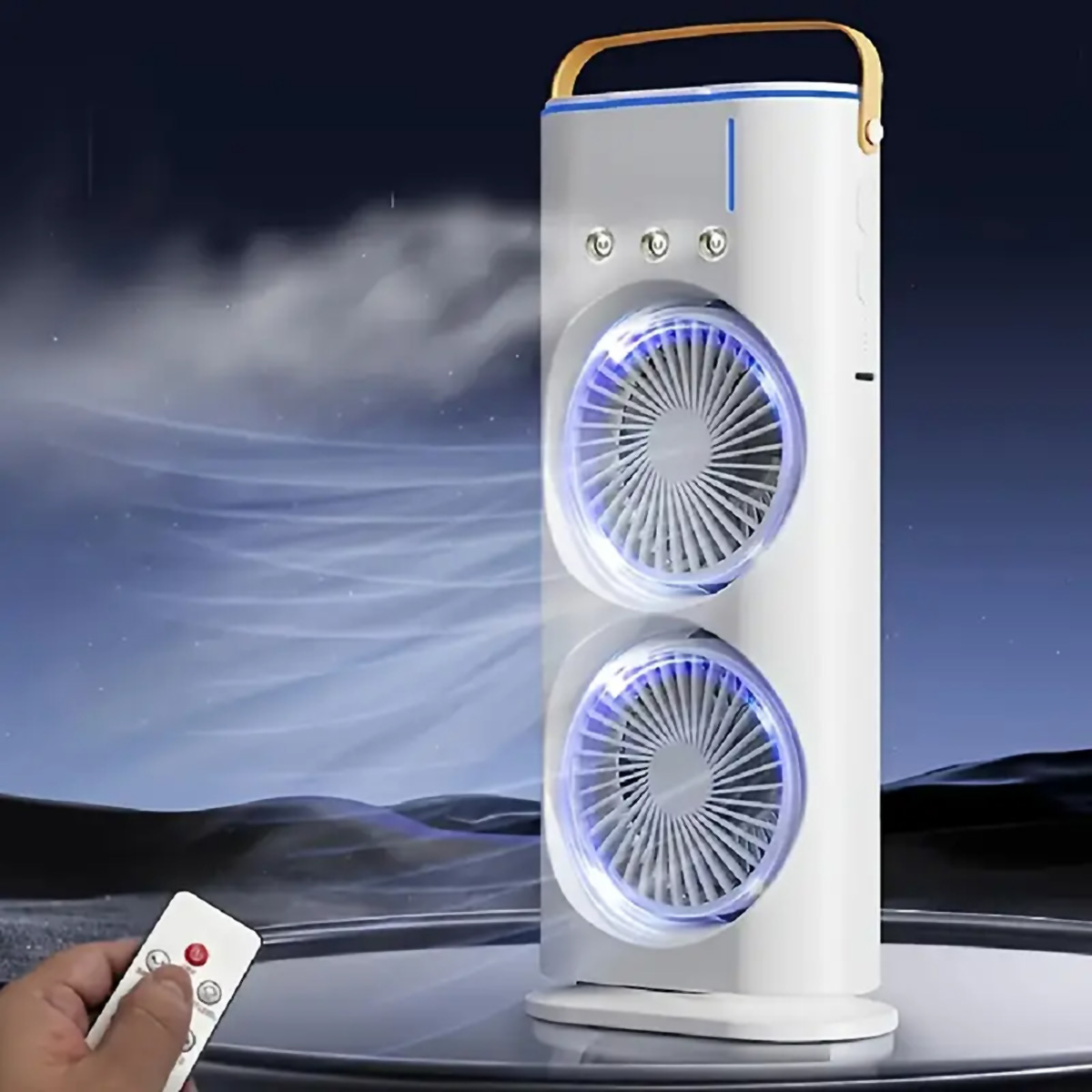 Enfriador de aire blanco y azul con mando a distancia en la mano.