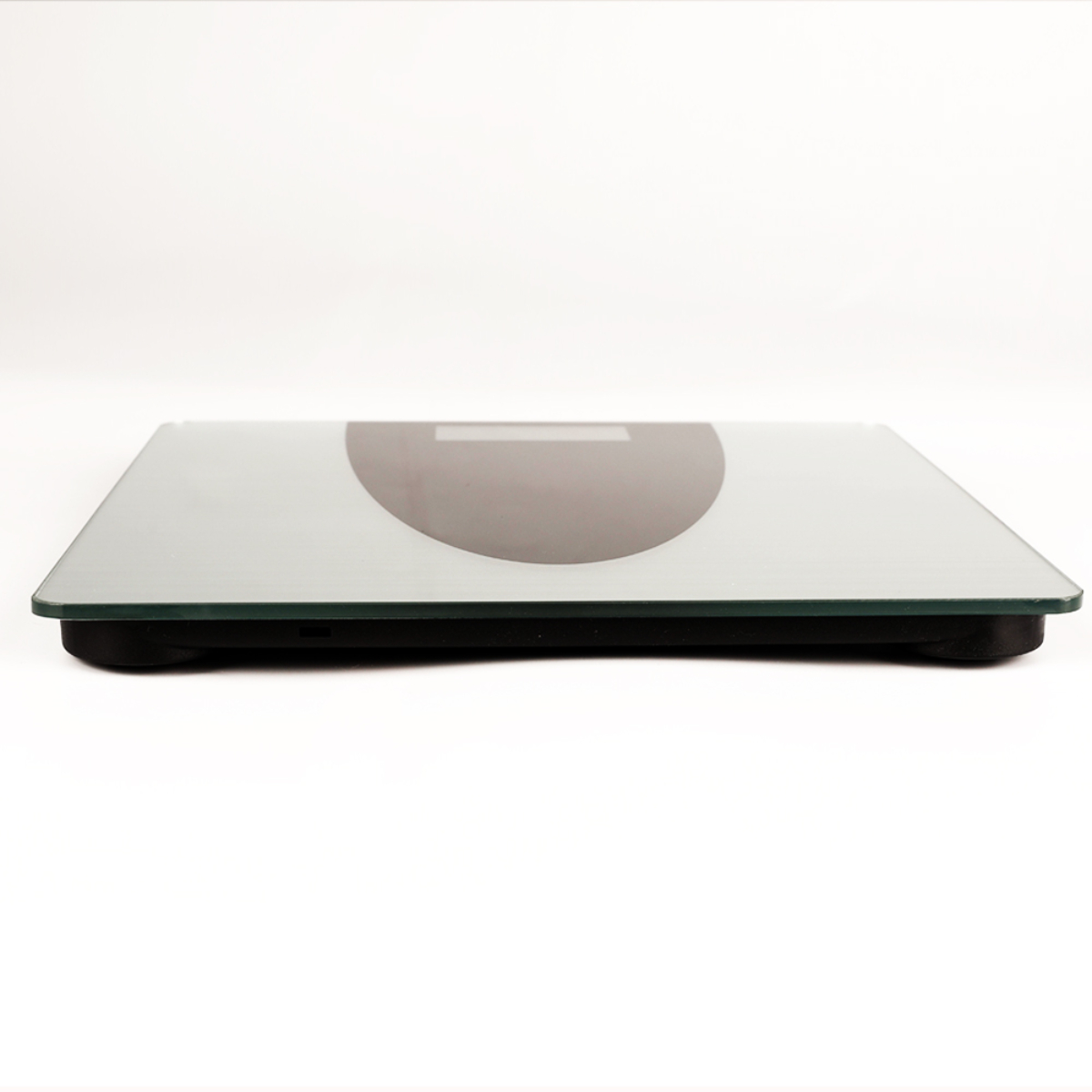 Báscula con tapa de vidrio, con centro negro, sobre fondo blanco.