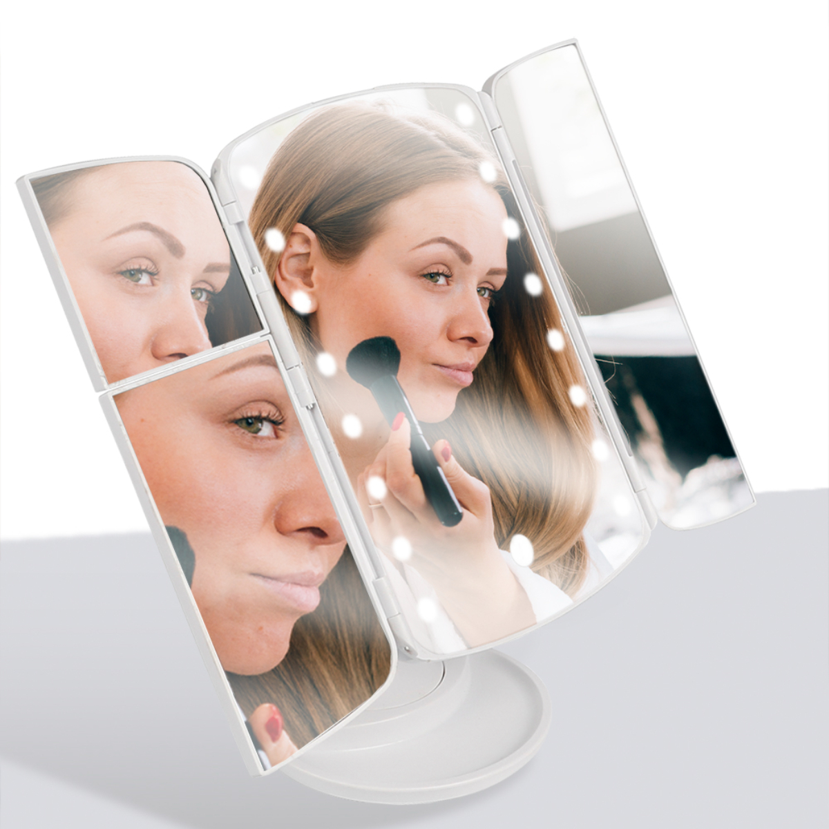 Mujer usando espejo de maquillaje. Tres paneles con luces, dos mostrando reflejos faciales.