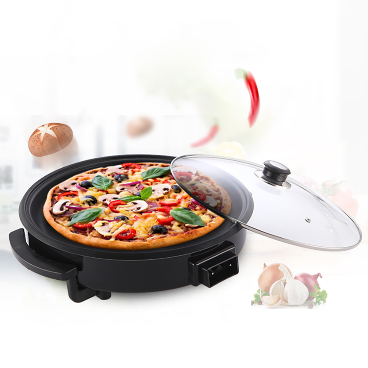 Pizza en una sartén eléctrica con tapa transparente. Ingredientes visibles.