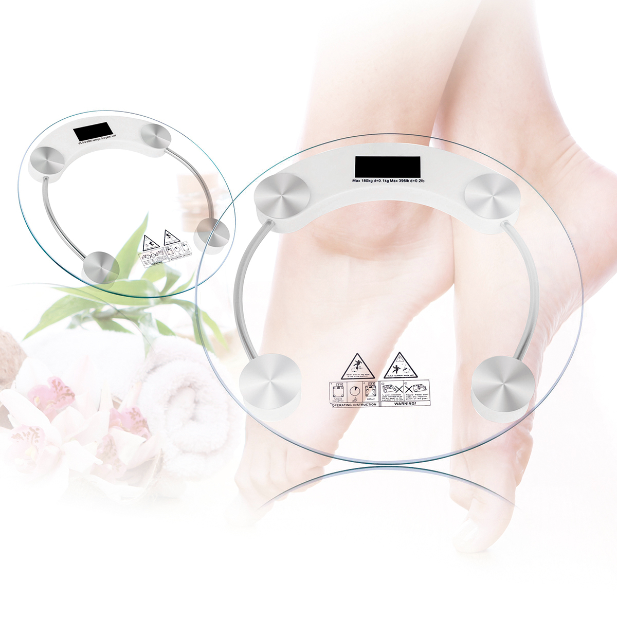 Báscula digital con pies, elementos de spa. Báscula redonda de vidrio con detalles plateados. Fondo blanco.