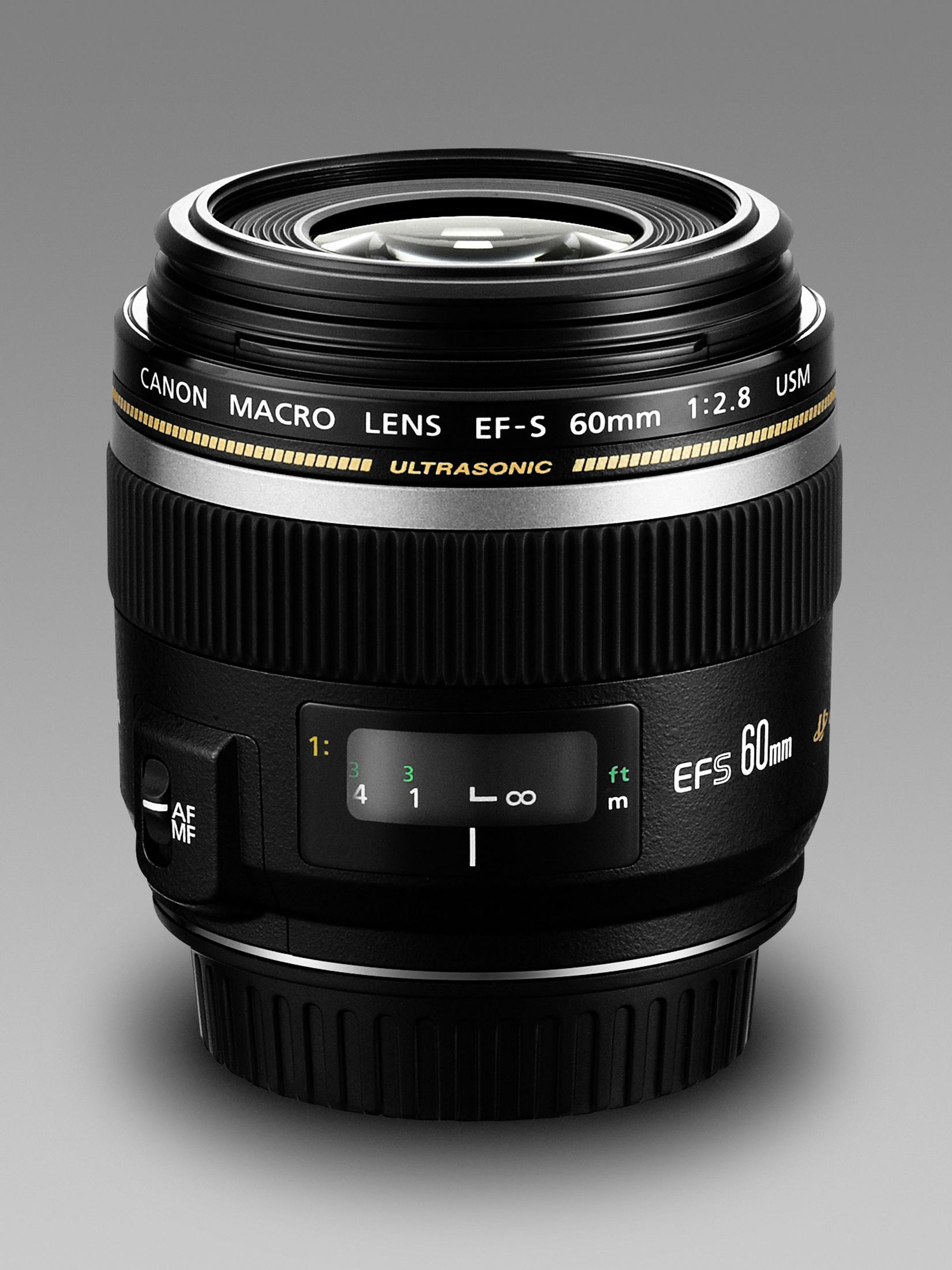 Canon EF-S 60mm Makroobjektiv, schwarz mit goldenen Akzenten. Fokus und Einstellungen sichtbar.