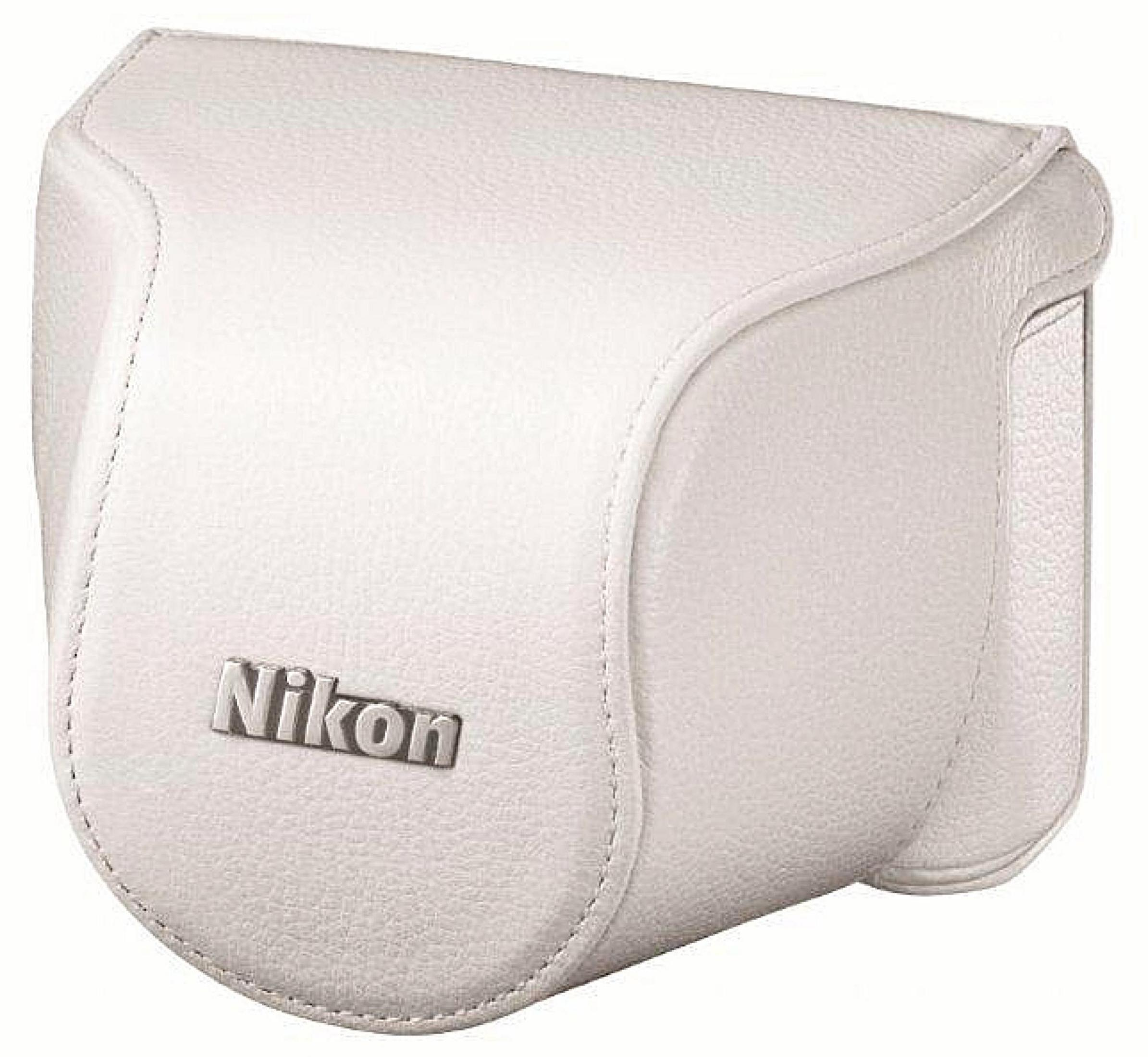 Una funda blanca para cámara Nikon con el logo de Nikon.