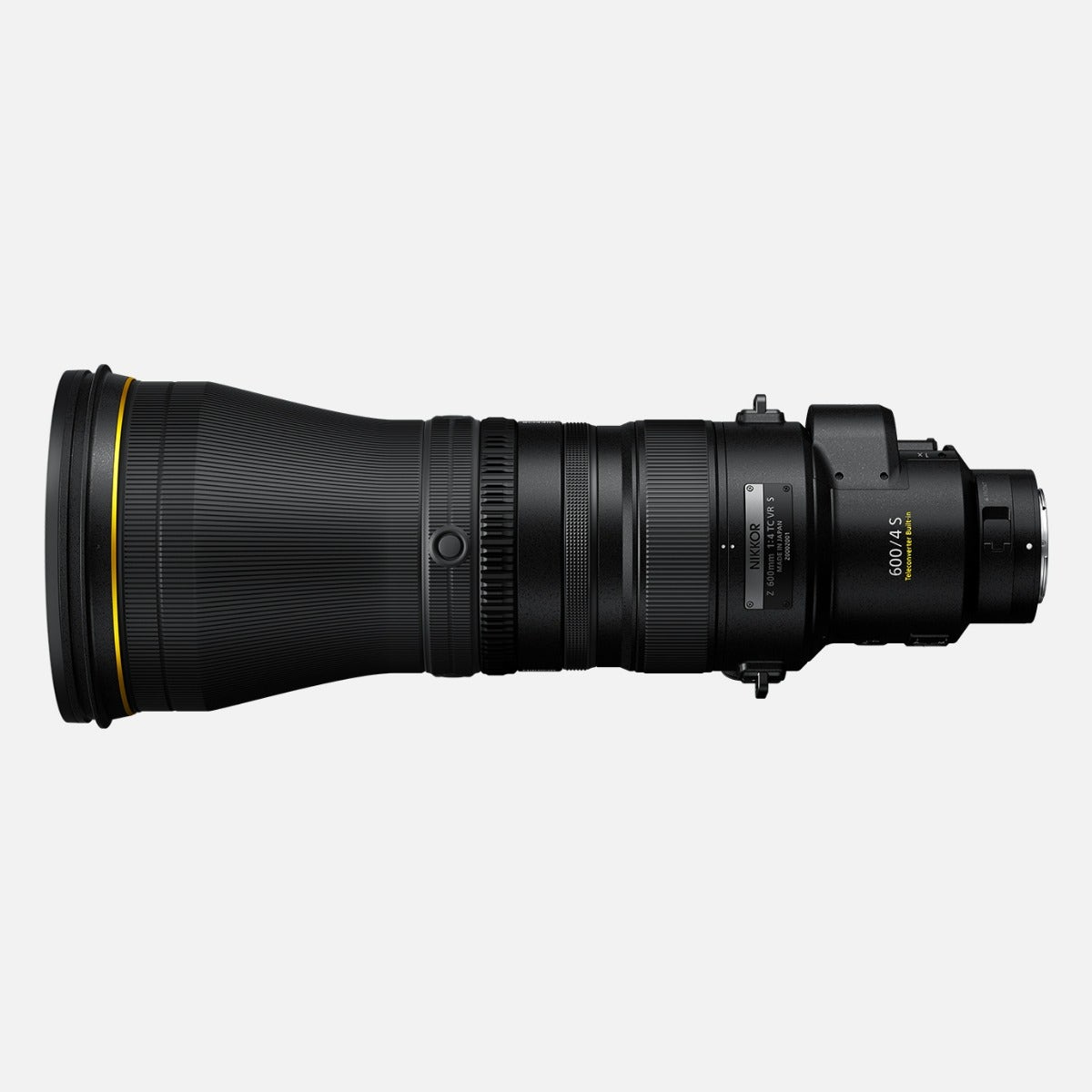 Siyah namlulu, altın detaylı ve çeşitli işaretlere sahip Nikon lens. Uzun telefoto.