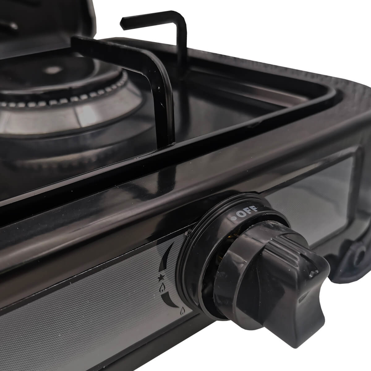 Czarna kuchenka gazowa, zbliżenie na pokrętło i palnik.