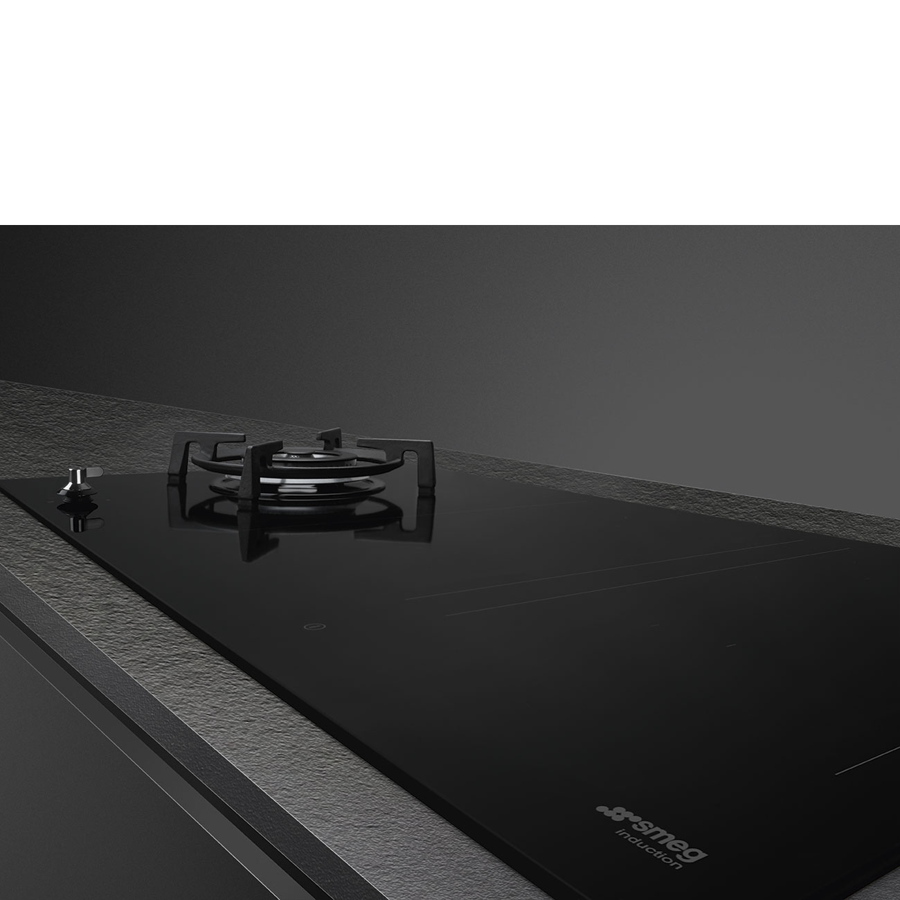 Zbliżenie czarnej płyty indukcyjnej z jednym palnikiem i logo Smeg, na ciemnej powierzchni.